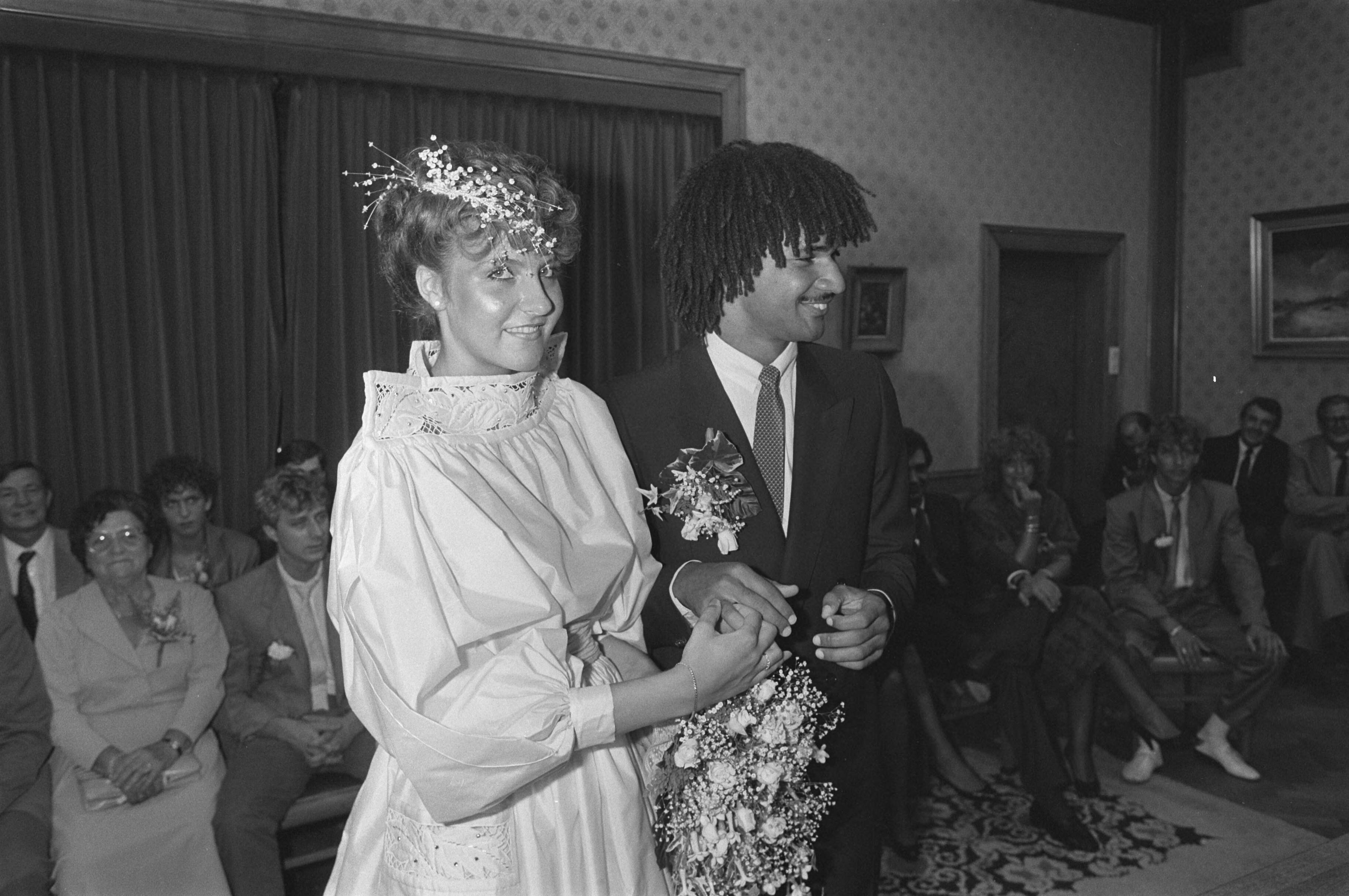 Fotocollectie Anefo — Huwelijk Ruud Gullit met Yvonne de Vries — Foto: Croes, Rob C. / Anefo. Licentie: Set B: Rechtenvrij / Publiek Domein. Bron: Nationaal Archief. http://hdl.handle.net/10648/ad3c5df6-d0b4-102d-bcf8-003048976d84
