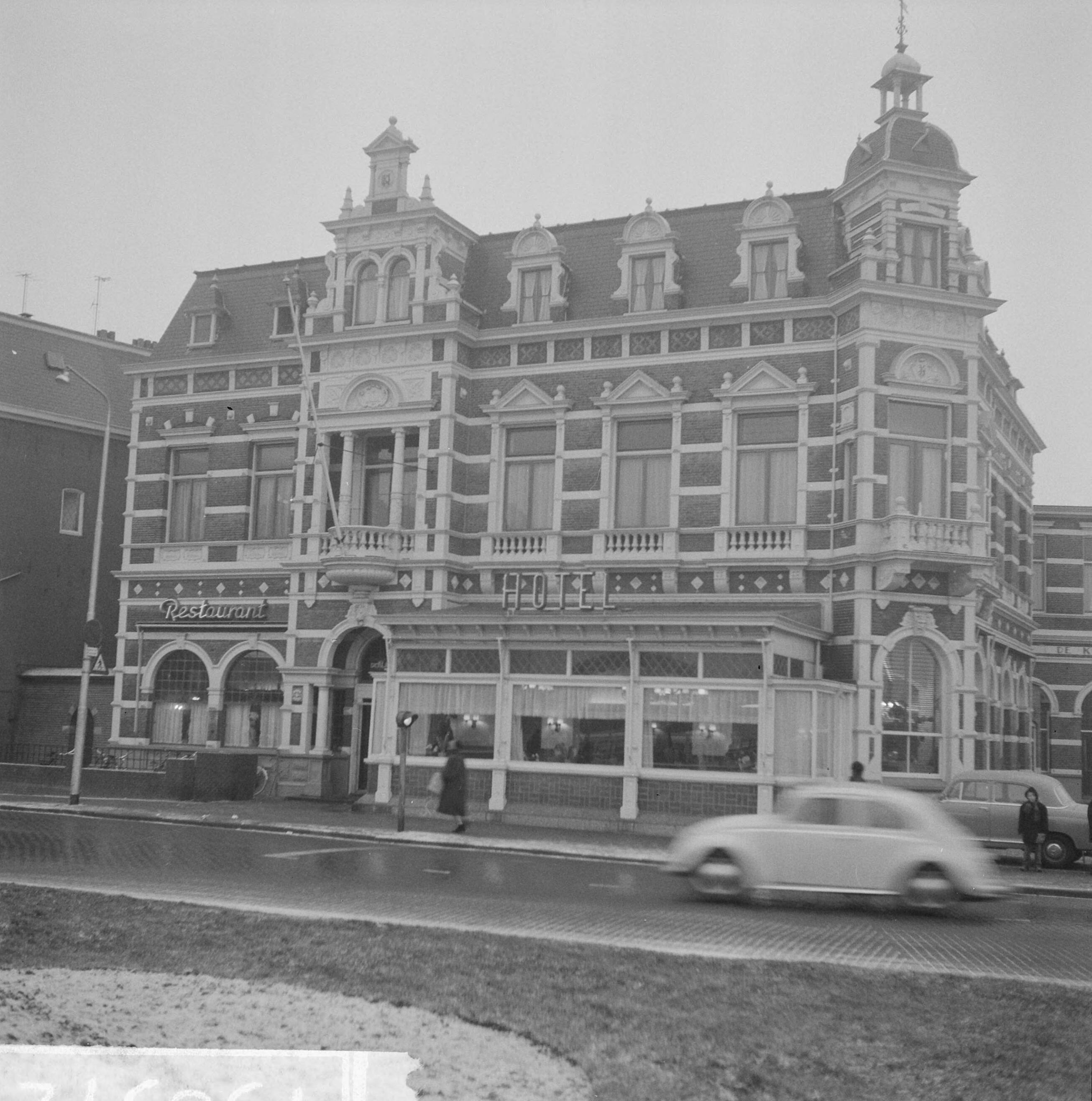 Fotocollectie Anefo — Grandhotel "De Klanderij" aan het Zuiderplein te Leeuwarden. Exterieur — Foto: Nijs, Jac. de / Anefo. Licentie: Set B: Rechtenvrij / Publiek Domein. Bron: Nationaal Archief. http://hdl.handle.net/10648/aa526090-d0b4-102d-bcf8-003048976d84