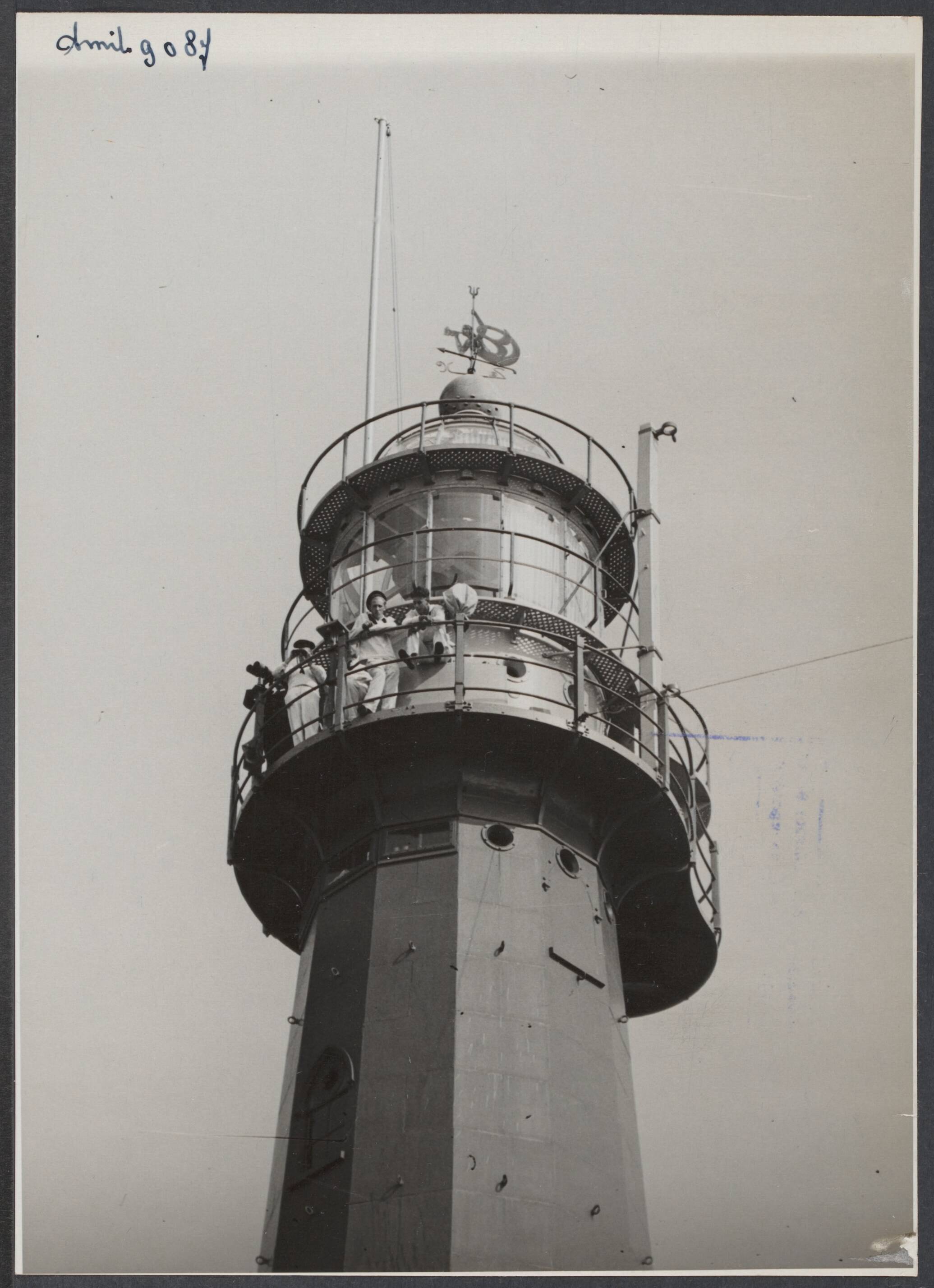 Mobilisatie; voorgeschiedenis W.O.II enz. - Nederland — Geen bijschrift [matrozen staan op de vuurtoren van Scheveningen en speuren met verrekijker de omgeving af] — Foto: Smits, Roeland Pieter / Spaarnestad. Licentie: Set B: Rechtenvrij / Publiek Domein. Bron: Nationaal Archief. http://hdl.handle.net/10648/794cb672-267a-7d92-a9af-9b513b081d88