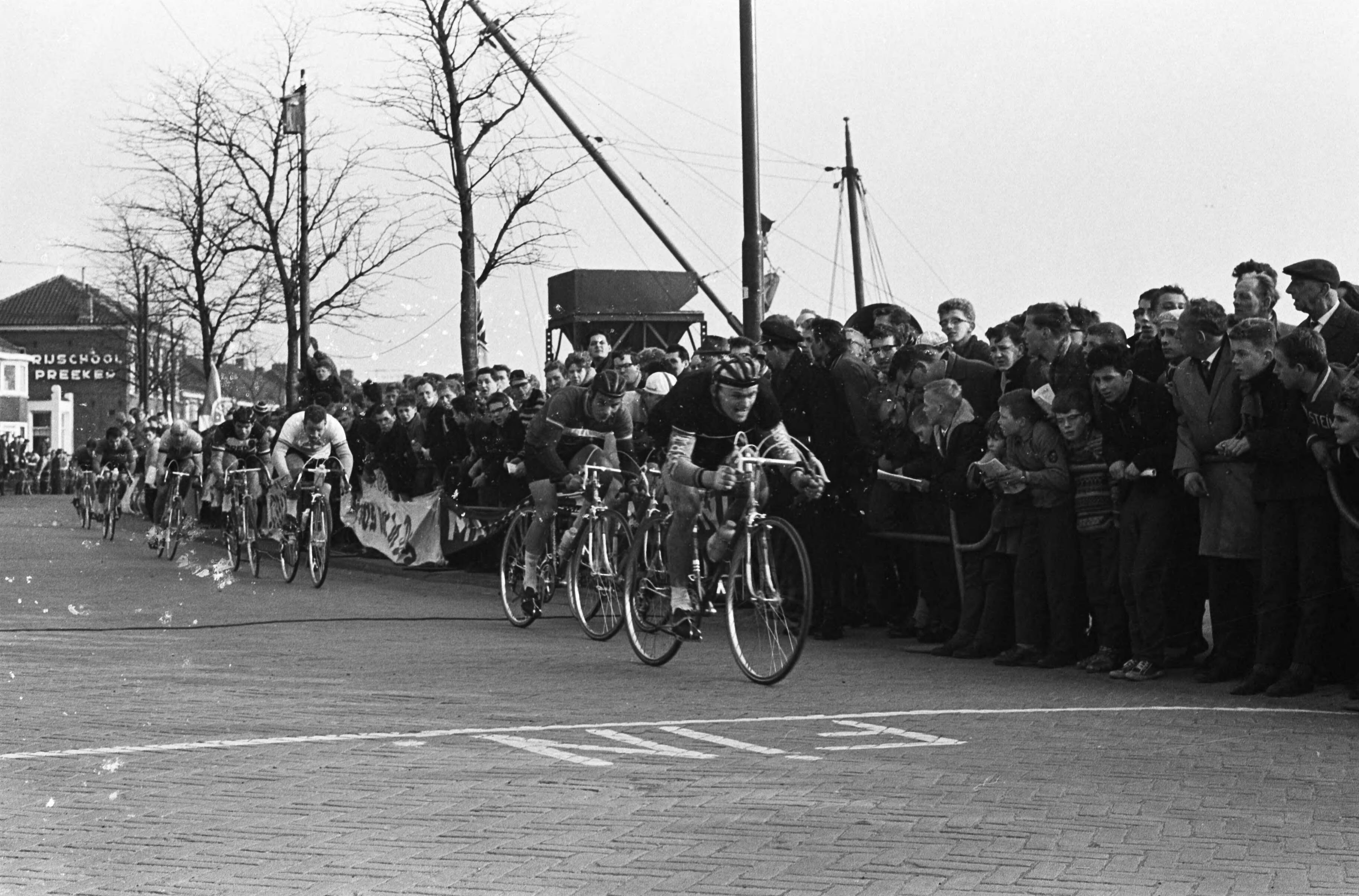 Fotocollectie Anefo — Ronde van Noord-Holland. Het peloton gaat over de finish op de Burcht te Zaandam — Foto: Gelderen, Hugo van / Anefo. Licentie: Set B: Rechtenvrij / Publiek Domein. Bron: Nationaal Archief. http://hdl.handle.net/10648/aa311ef8-d0b4-102d-bcf8-003048976d84