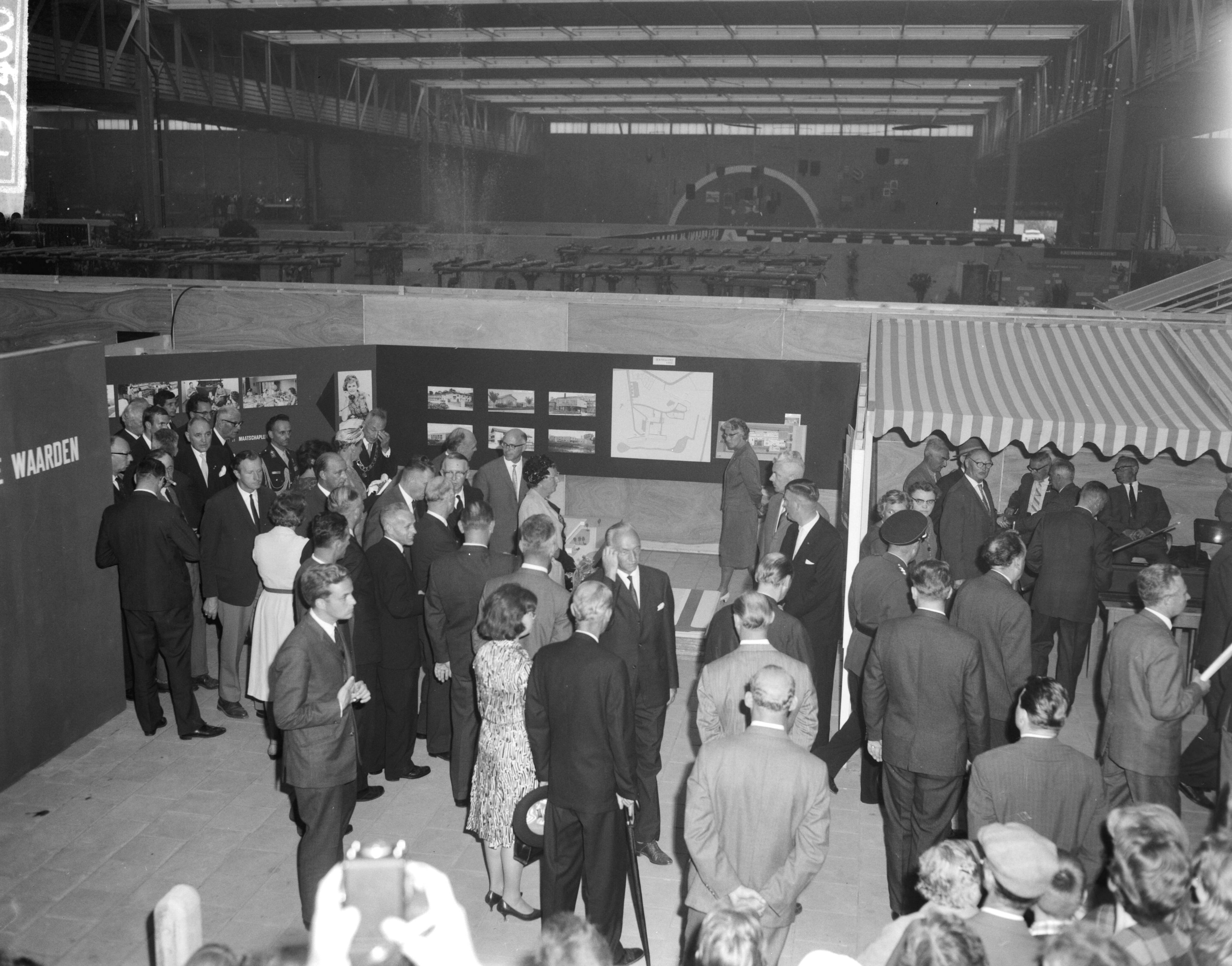 Fotocollectie Anefo — Stand van de NAM op de tentoonstelling "Frisiana" te Leeuwarden (Opdracht NAM) — Foto: Bilsen, Joop van / Anefo. Licentie: Set B: Rechtenvrij / Publiek Domein. Bron: Nationaal Archief. http://hdl.handle.net/10648/aa45f0bc-d0b4-102d-bcf8-003048976d84