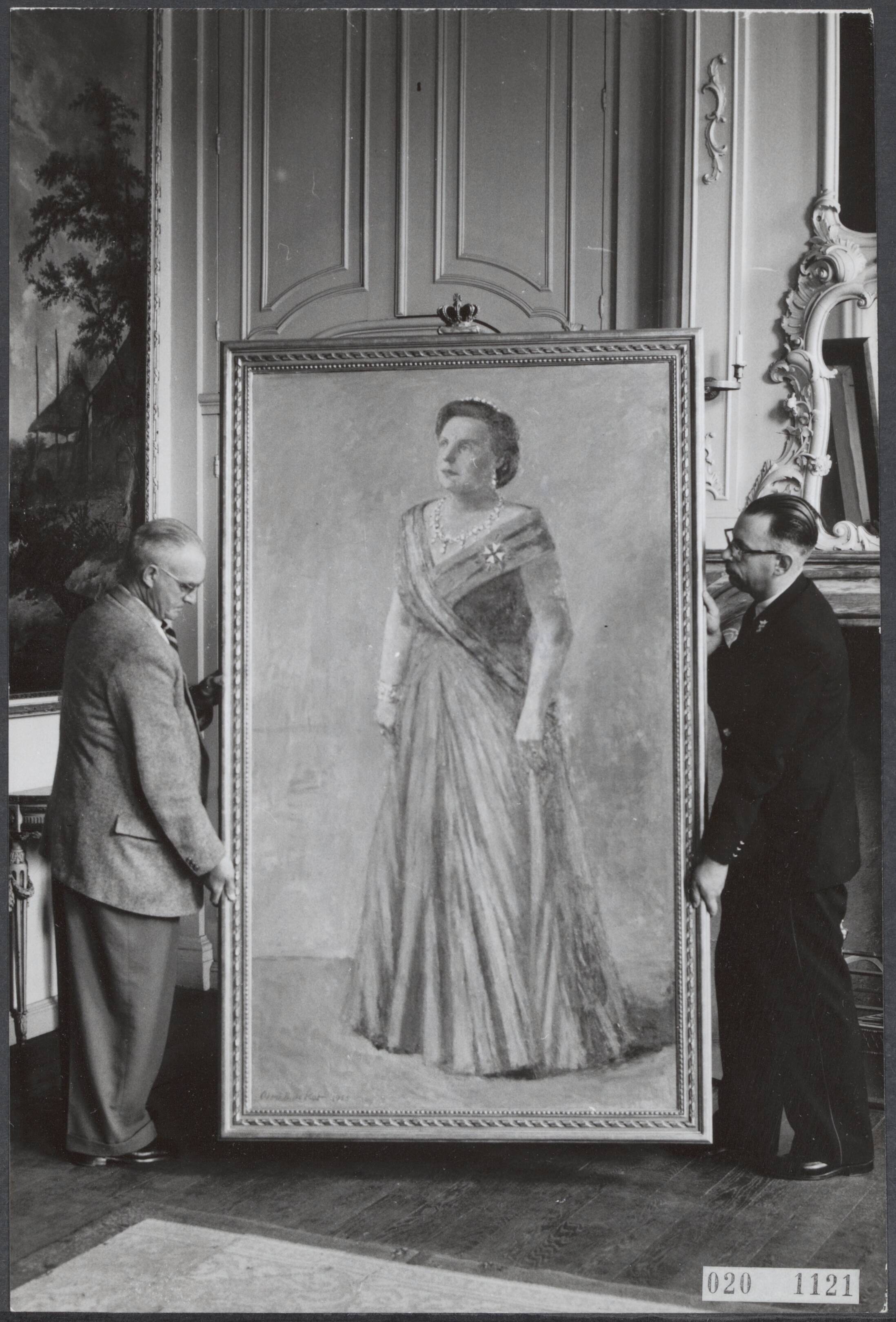 Fotocollectie Elsevier Binnenland — In het Frans Hals Museum in Haarlem worden twee van de drie schilderijen, die in opdracht van het ministerie van Overzeese Gebiedsdelen van koningin Juliana zijn vervaardigd, tentoongesteld. Zij zijn van de schilders Kees Verwey en Otto B. de Kat en worden 6 september 1955 naar de West verscheept. Het schilderij van Otto B. de Kat wordt naar zijn bestemming gebracht — Foto: Fotograaf Onbekend / Anefo. Licentie: Set B: Rechtenvrij / Publiek Domein. Bron: Nationaal Archief. http://hdl.handle.net/10648/adccf06e-d0b4-102d-bcf8-003048976d84
