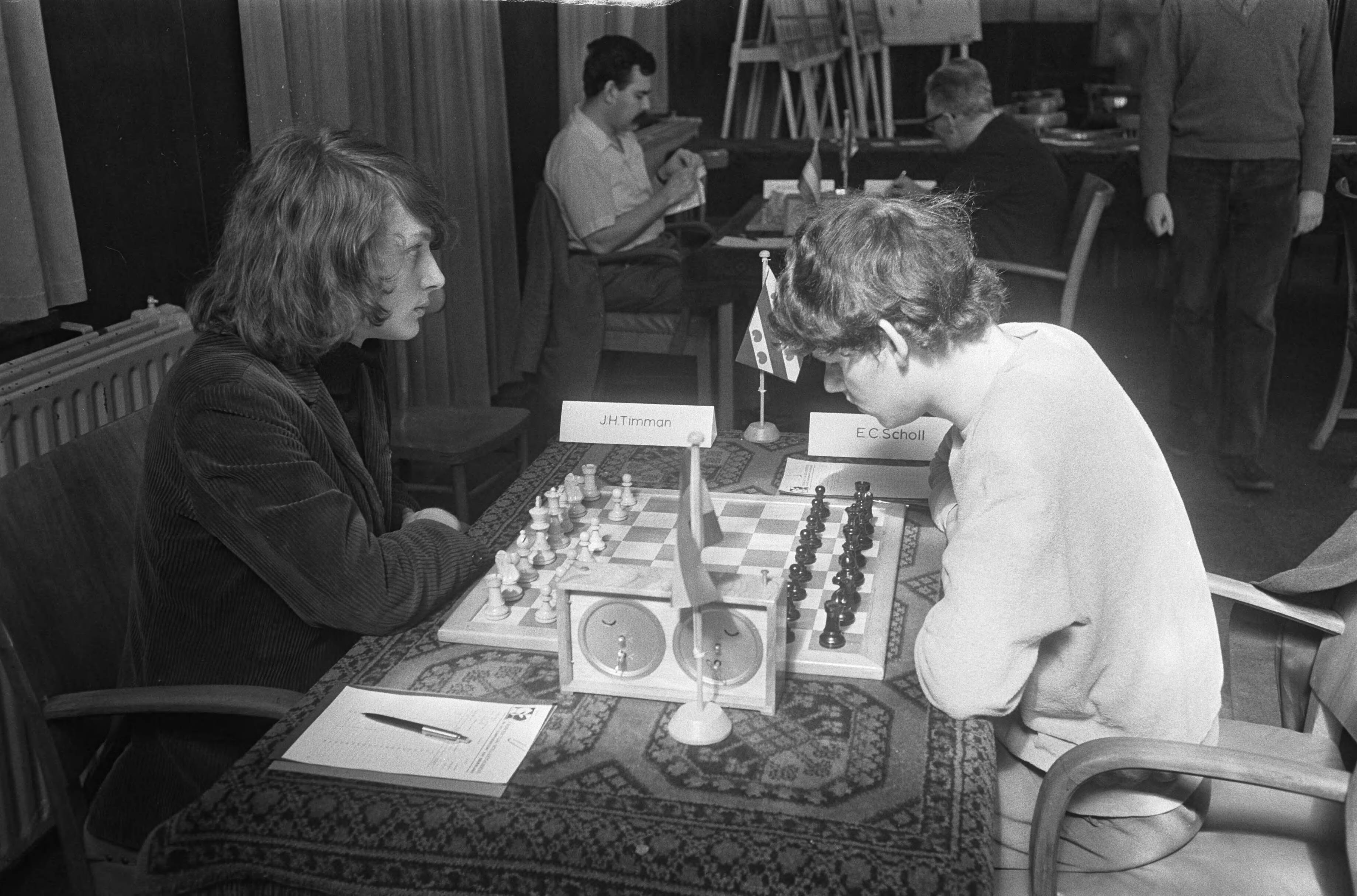 Fotocollectie Anefo — Nationale schaakkampioenschappen te Leeuwarden nr. 5 , 6: Timman (links) en Scholl, nr. 7 , 8: en van Baarle (achterhoofd) — Foto: Koch, Eric / Anefo. Licentie: Set B: Rechtenvrij / Publiek Domein. Bron: Nationaal Archief. http://hdl.handle.net/10648/ab64c112-d0b4-102d-bcf8-003048976d84