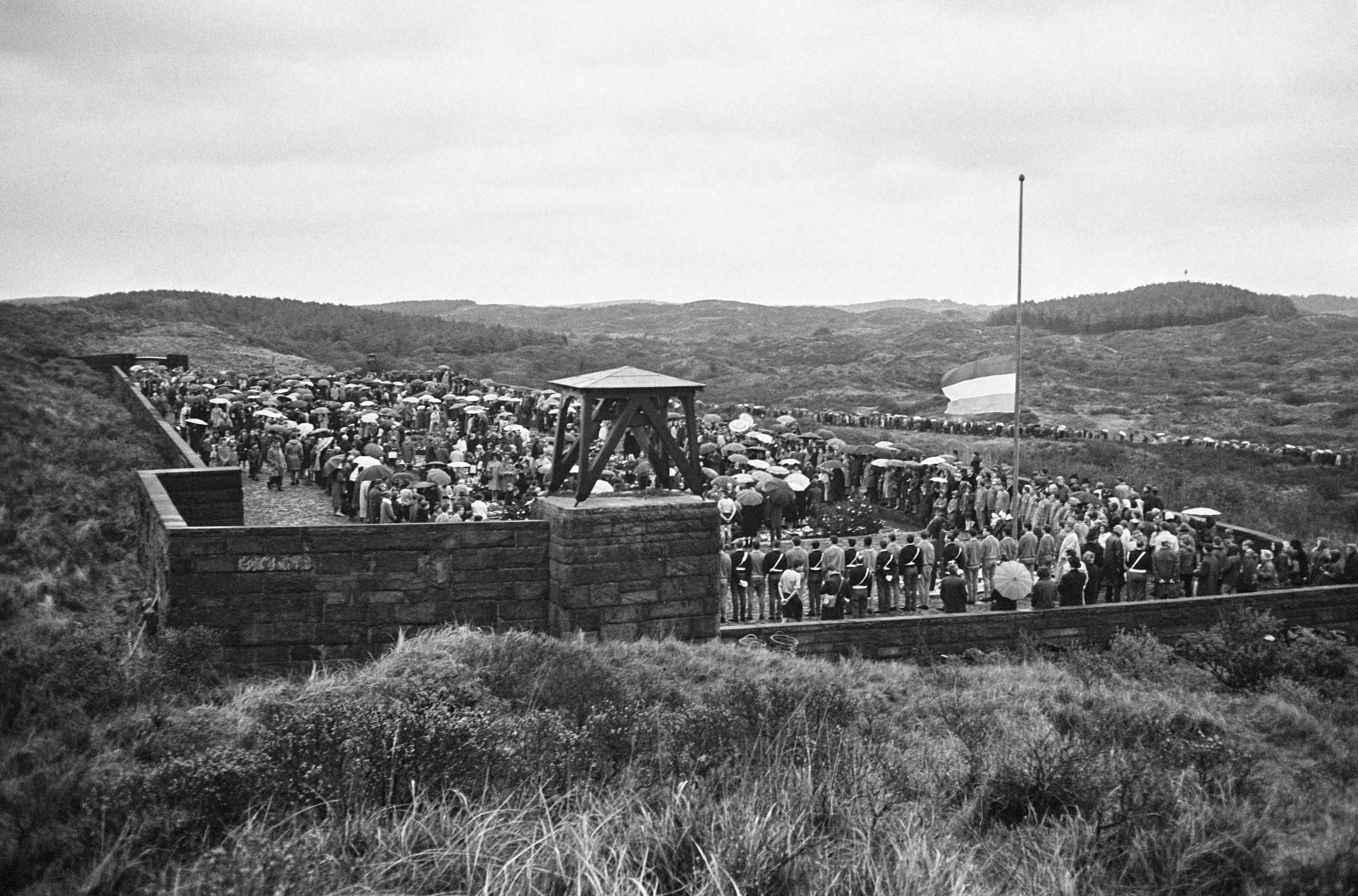 Fotocollectie Anefo — Dodenherdenking erebegraafplaats te Overveen, overzicht — Foto: Koch, Eric / Anefo. Licentie: Set B: Rechtenvrij / Publiek Domein. Bron: Nationaal Archief. http://hdl.handle.net/10648/aaa4fc9c-d0b4-102d-bcf8-003048976d84