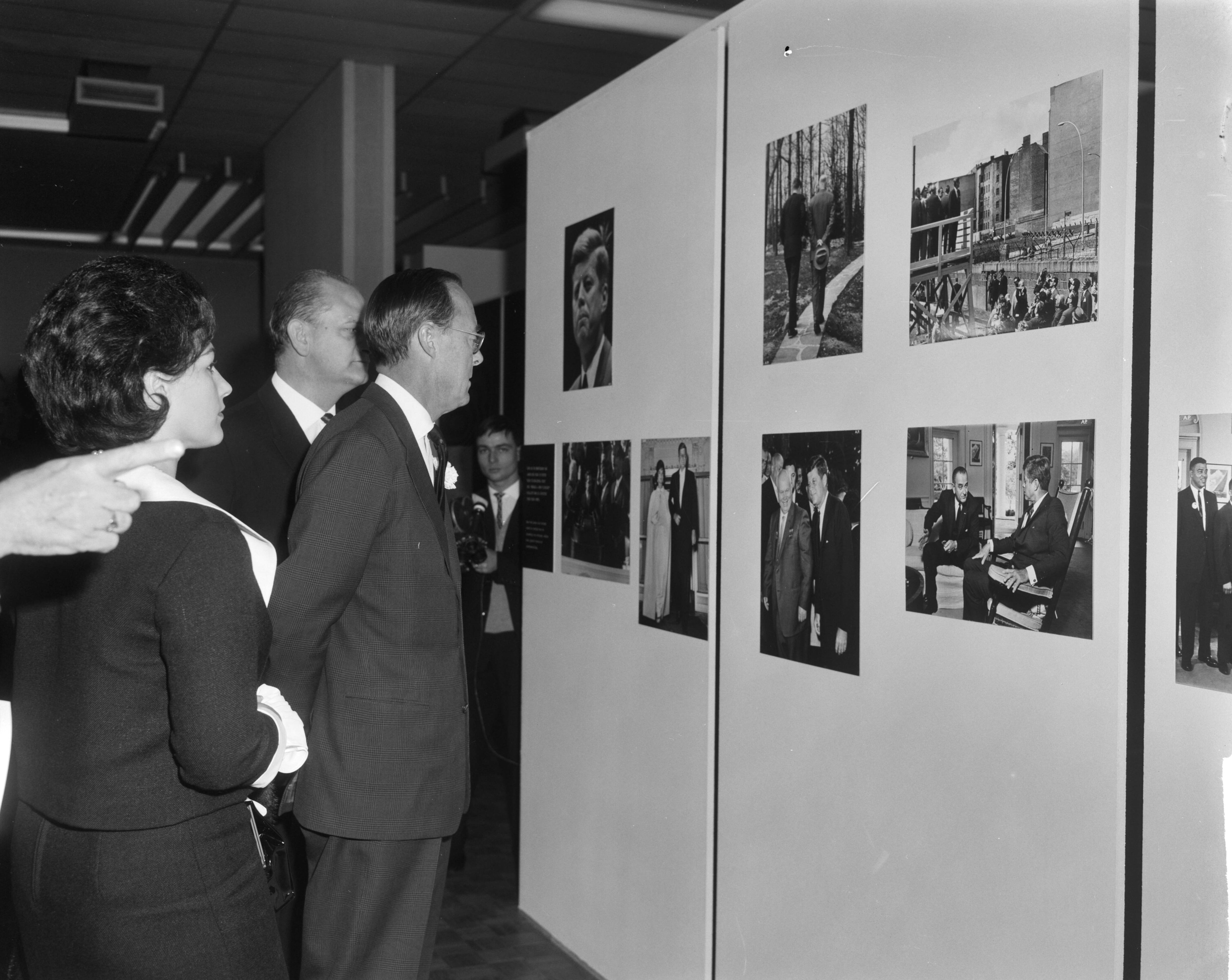 Fotocollectie Anefo — Prins Bernhard opende tentoonstelling World Press Photo 1963 in het Gemeentemuseum te Den Haag. De prins bekijkt een serie foto's over de Amerikaanse president John F. Kennedy — Foto: Bilsen, Joop van / Anefo. Licentie: Set B: Rechtenvrij / Publiek Domein. Bron: Nationaal Archief. http://hdl.handle.net/10648/aa5200be-d0b4-102d-bcf8-003048976d84
