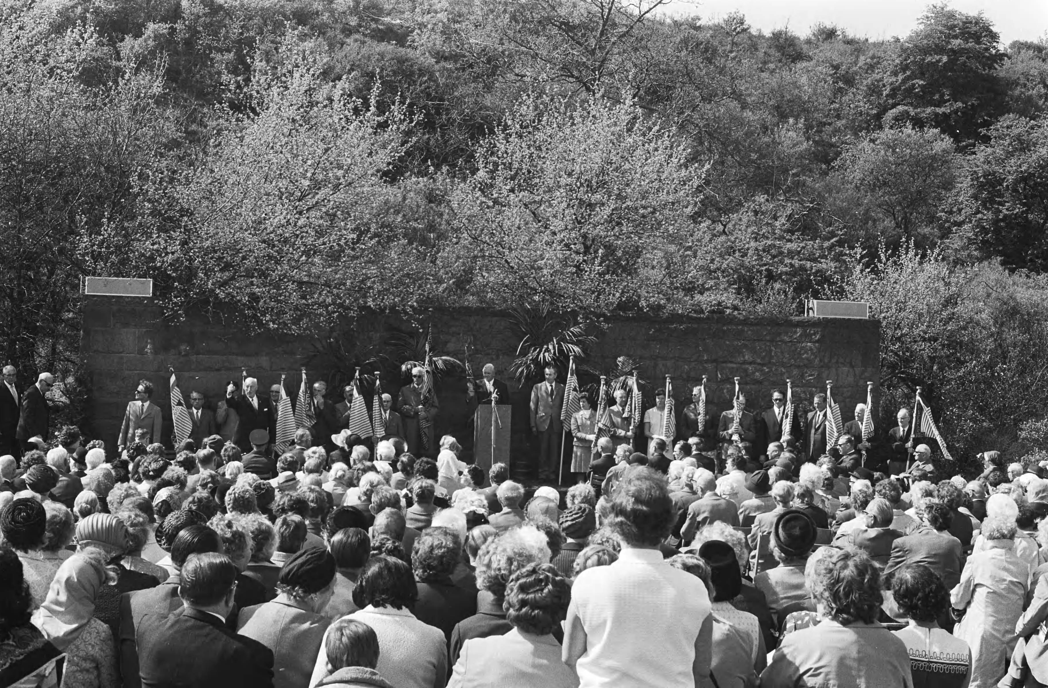 Jaarlijkse herdenking van 1940-1945 op de erebegraafplaats te Overveen — Overzicht van de plechtigheid — Foto: Fotograaf Onbekend / Anefo. Licentie: Set B: Rechtenvrij / Publiek Domein. Bron: Nationaal Archief. http://hdl.handle.net/10648/abbe9a52-d0b4-102d-bcf8-003048976d84