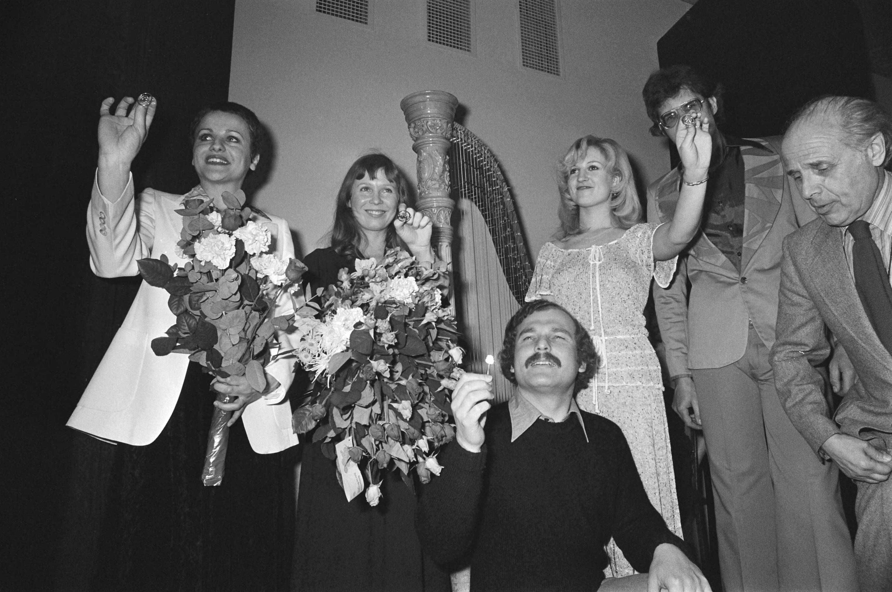 Uitreiking Zilveren Harp 1977 — V.l.n.r.: Nelleke Burg, Wieteke van Dort, Ad Kraamer en Anita Meyer — Foto: Suyk, Koen / Anefo. Licentie: Set B: Rechtenvrij / Publiek Domein. Bron: Nationaal Archief. http://hdl.handle.net/10648/ac9809ea-d0b4-102d-bcf8-003048976d84