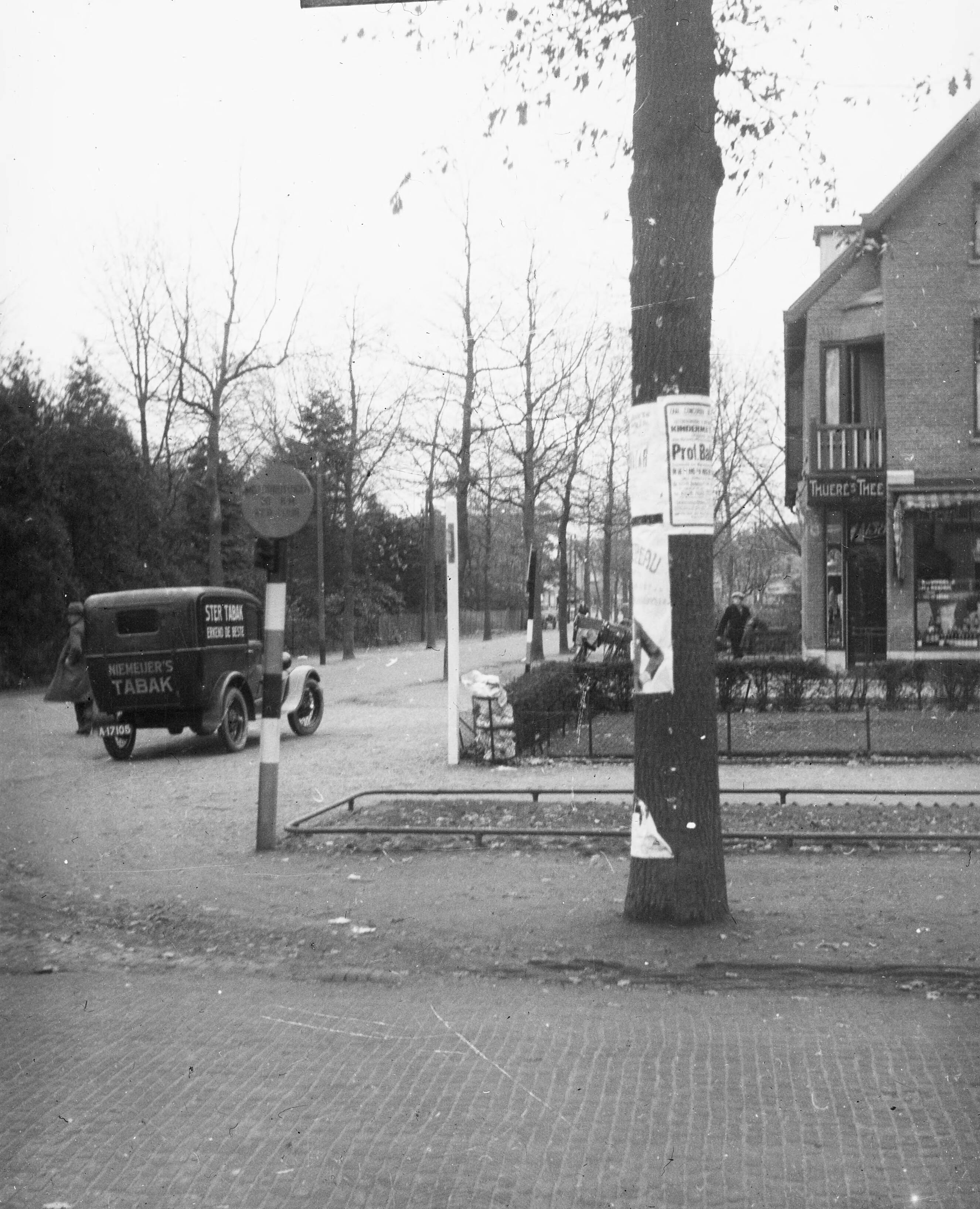 Fotocollectie Nederlandse Heidemaatschappij — papierhout / natuurschoonbederf / / — Foto: Fotograaf Onbekend / Heidemij. Licentie: Set B: Rechtenvrij / Publiek Domein. Bron: Nationaal Archief. http://hdl.handle.net/10648/ae46d62c-d0b4-102d-bcf8-003048976d84