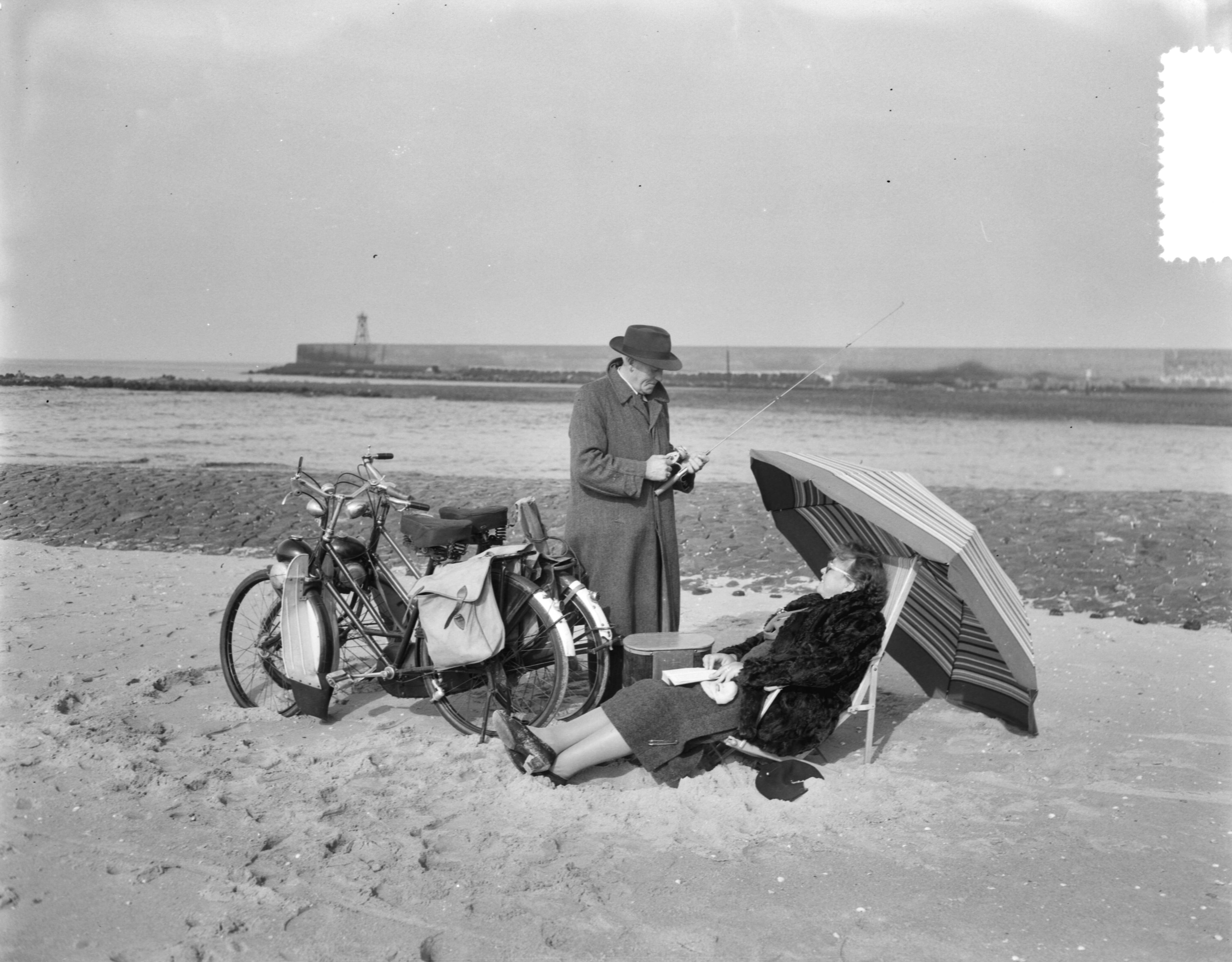 Fotocollectie Anefo — Late zomerdag strand Scheveningen — Foto: Duinen, G.W. van / Anefo. Licentie: Set B: Rechtenvrij / Publiek Domein. Bron: Nationaal Archief. http://hdl.handle.net/10648/a914076a-d0b4-102d-bcf8-003048976d84