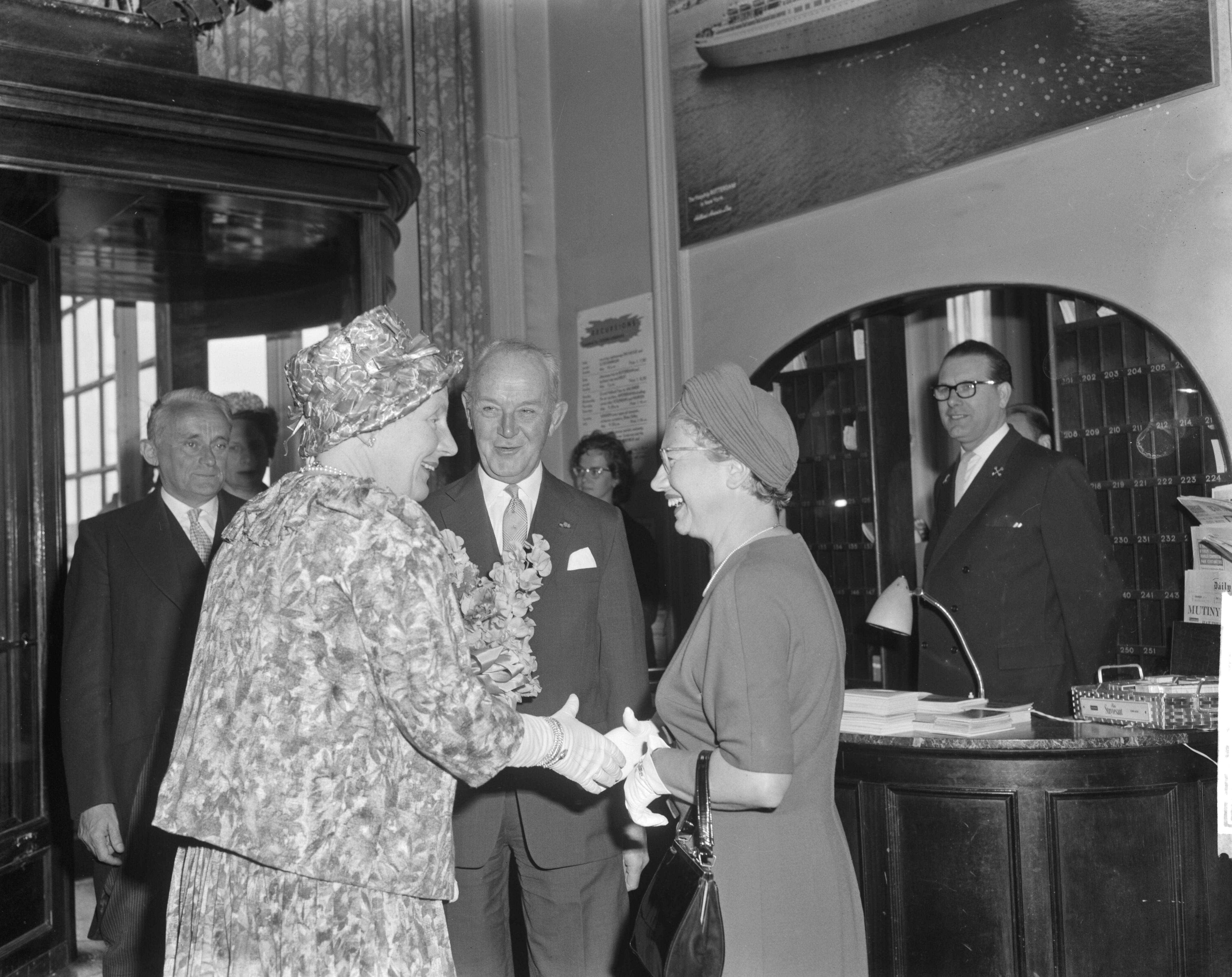 Fotocollectie Anefo — Koningin Juliana is aanwezig bij de viering van het 50-jarig bestaan van de Vereniging van Nederlandse Gemeenten in de Kurzaal te Scheveningen. De koningin wordt begroet door de burgemeester van Den Haag, H.A.M.T. Kolfschoten en zijn echtgenote. Links de Commissaris der Koningin in Zuid-Holland, mr. J. Klaasesz — Foto: Bilsen, Joop van / Anefo. Licentie: Set B: Rechtenvrij / Publiek Domein. Bron: Nationaal Archief. http://hdl.handle.net/10648/aa0b8094-d0b4-102d-bcf8-003048976d84