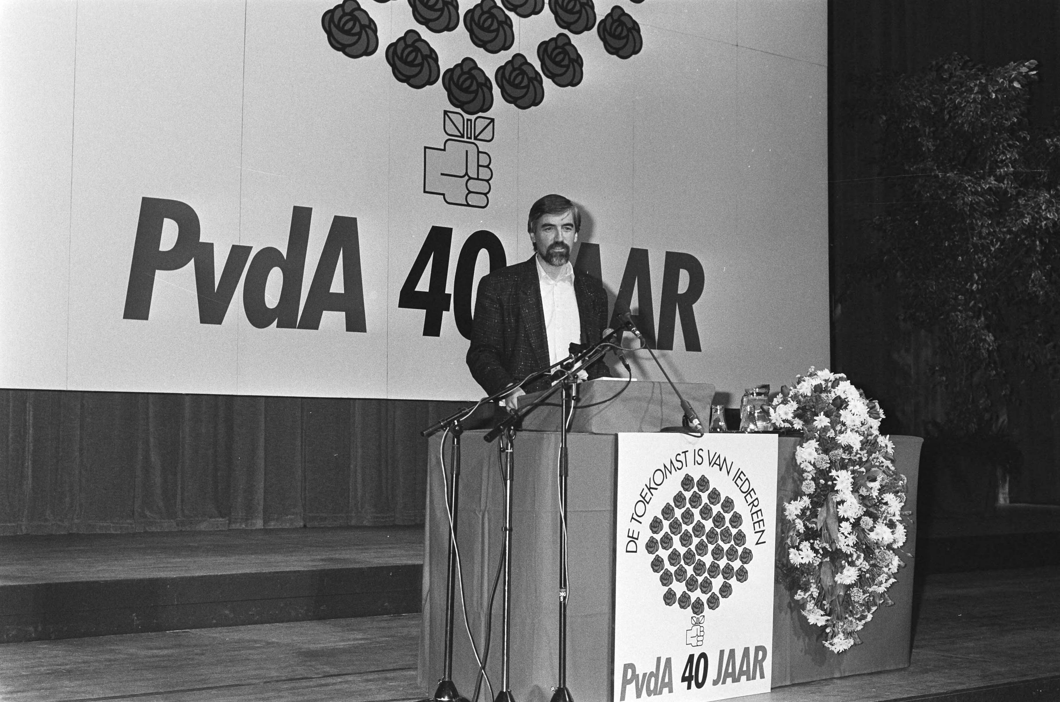 Viering 40 jarig bestaan van PvdA in Den Haag — Max van den Berg spreekt — Foto: Molendijk, Bart / Anefo. Licentie: Set B: Rechtenvrij / Publiek Domein. Bron: Nationaal Archief. http://hdl.handle.net/10648/ad4fa47e-d0b4-102d-bcf8-003048976d84