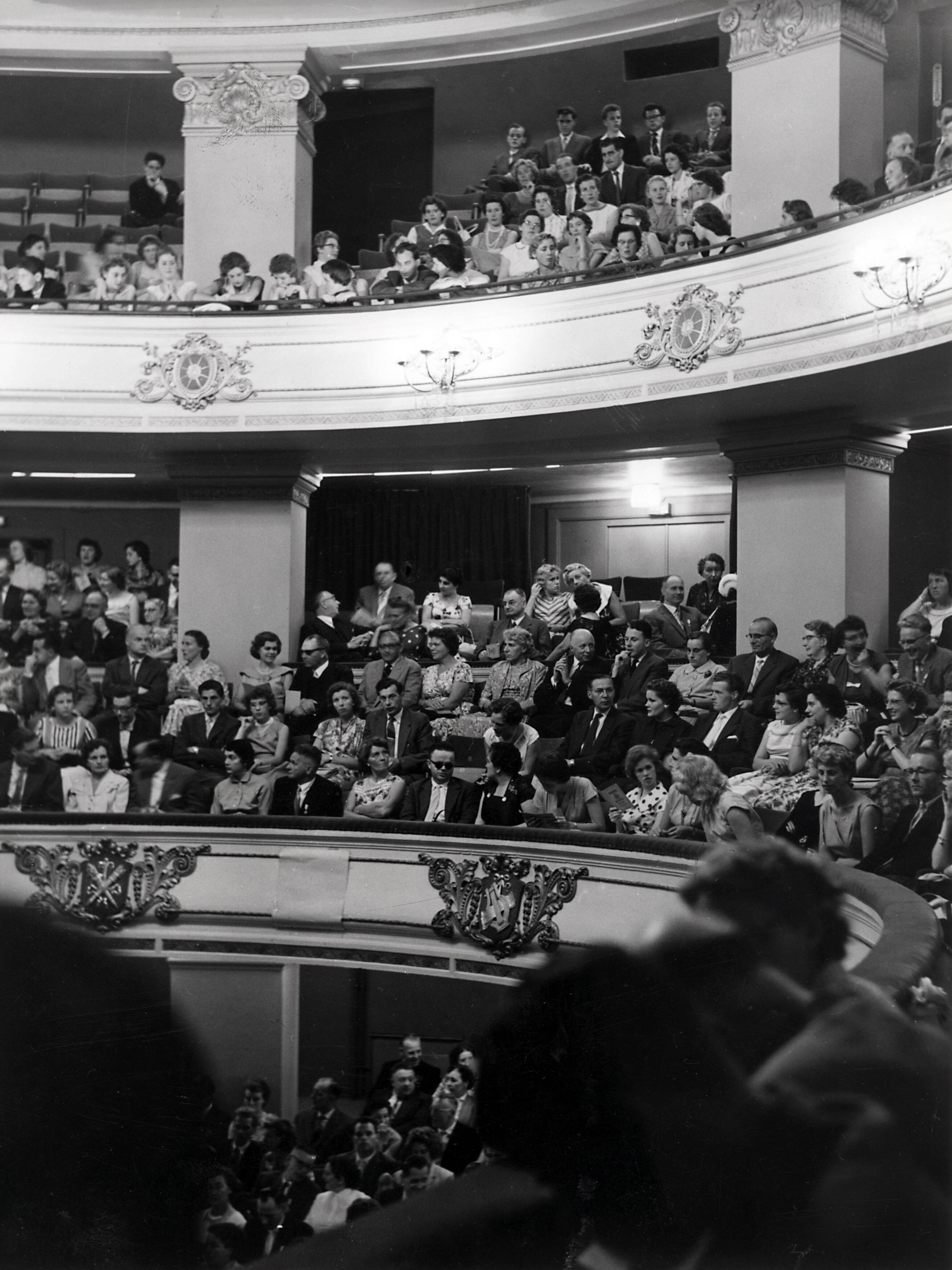 Collectie nader te bepalen — [50 jarig jubileum N.V. De Spaarnestad] [Feestavond in het Stadsschouwburg van Haarlem] — Foto: Fotograaf Onbekend / Fotobureau onbekend / Spaarnestad Photo (05887). Licentie: Set B: Rechtenvrij / Publiek Domein. Bron: Nationaal Archief. http://hdl.handle.net/10648/35429da6-3b01-a382-e063-6df0900a6686