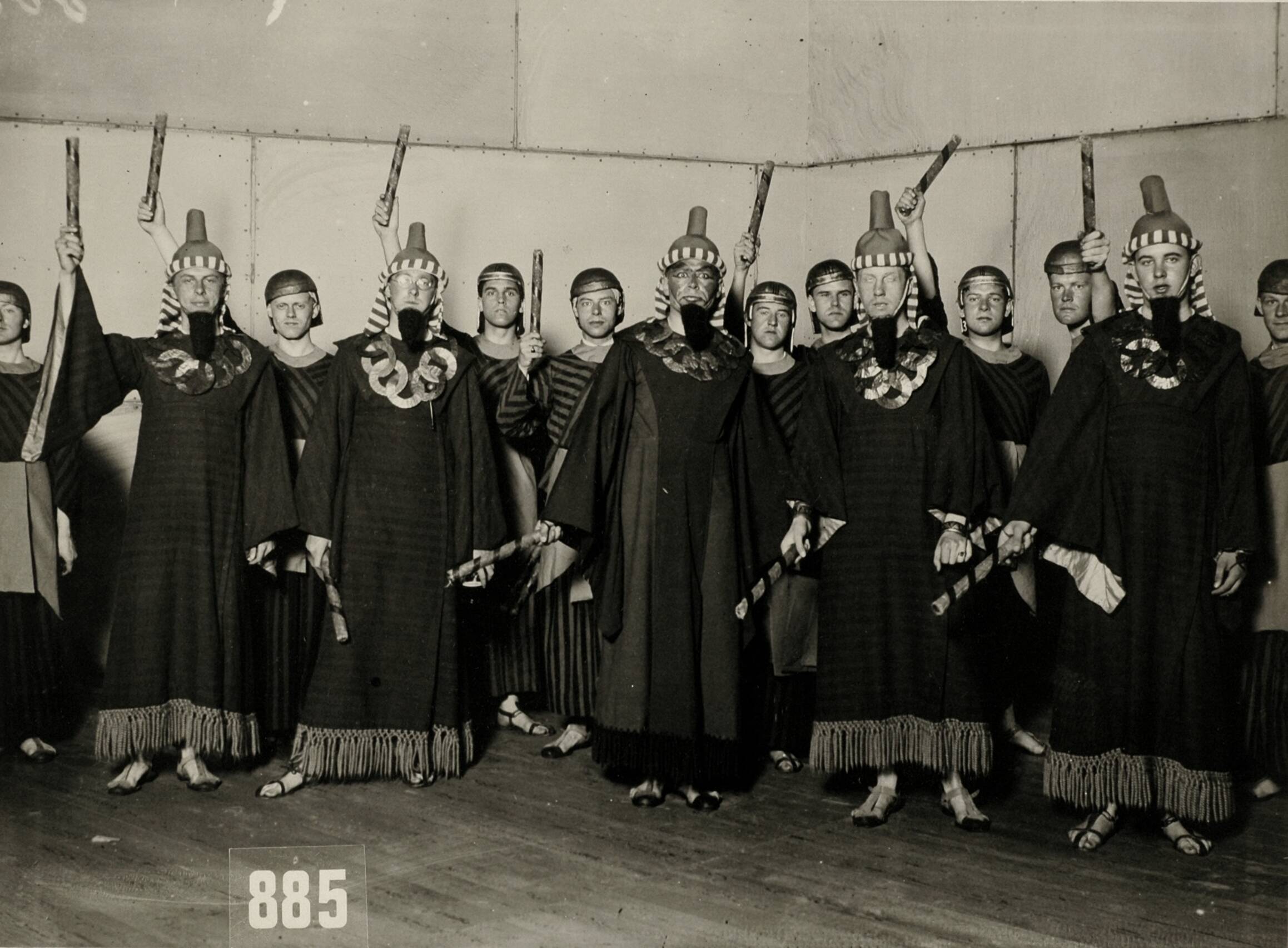 Sport — Sport. Olympische Spelen 1928 Amsterdam, Nederland : Een groep acteurs uitgedost als Oosterse priesters tijdens de openluchtvoorstelling ihkv de kunstmanifestatie. — Foto: Fotograaf Onbekend / Algemeen Fotobureau Amsterdam / Spaarnestad Photo (05887). Licentie: Set B: Rechtenvrij / Publiek Domein. Bron: Nationaal Archief. http://hdl.handle.net/10648/35429da6-d6ac-a382-e063-6df0900a6686