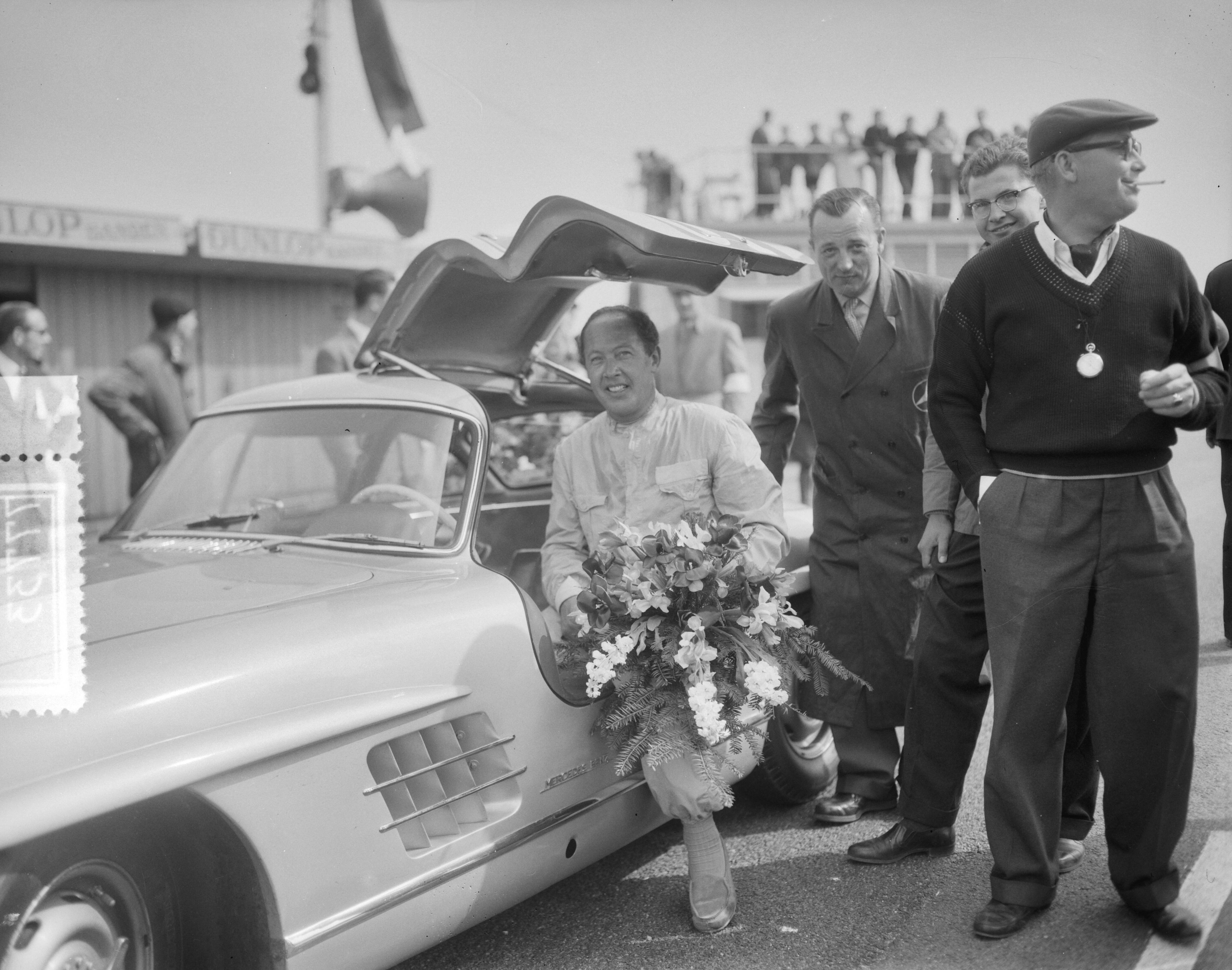 Fotocollectie Anefo — Nationale Sportwagenraces op het circuit van Zandvoort. Winnaar groep 3 L-klasse, Hans Tak met een Mercedes Benz — Foto: Bilsen, Joop van / Anefo. Licentie: Set B: Rechtenvrij / Publiek Domein. Bron: Nationaal Archief. http://hdl.handle.net/10648/a9485ace-d0b4-102d-bcf8-003048976d84
