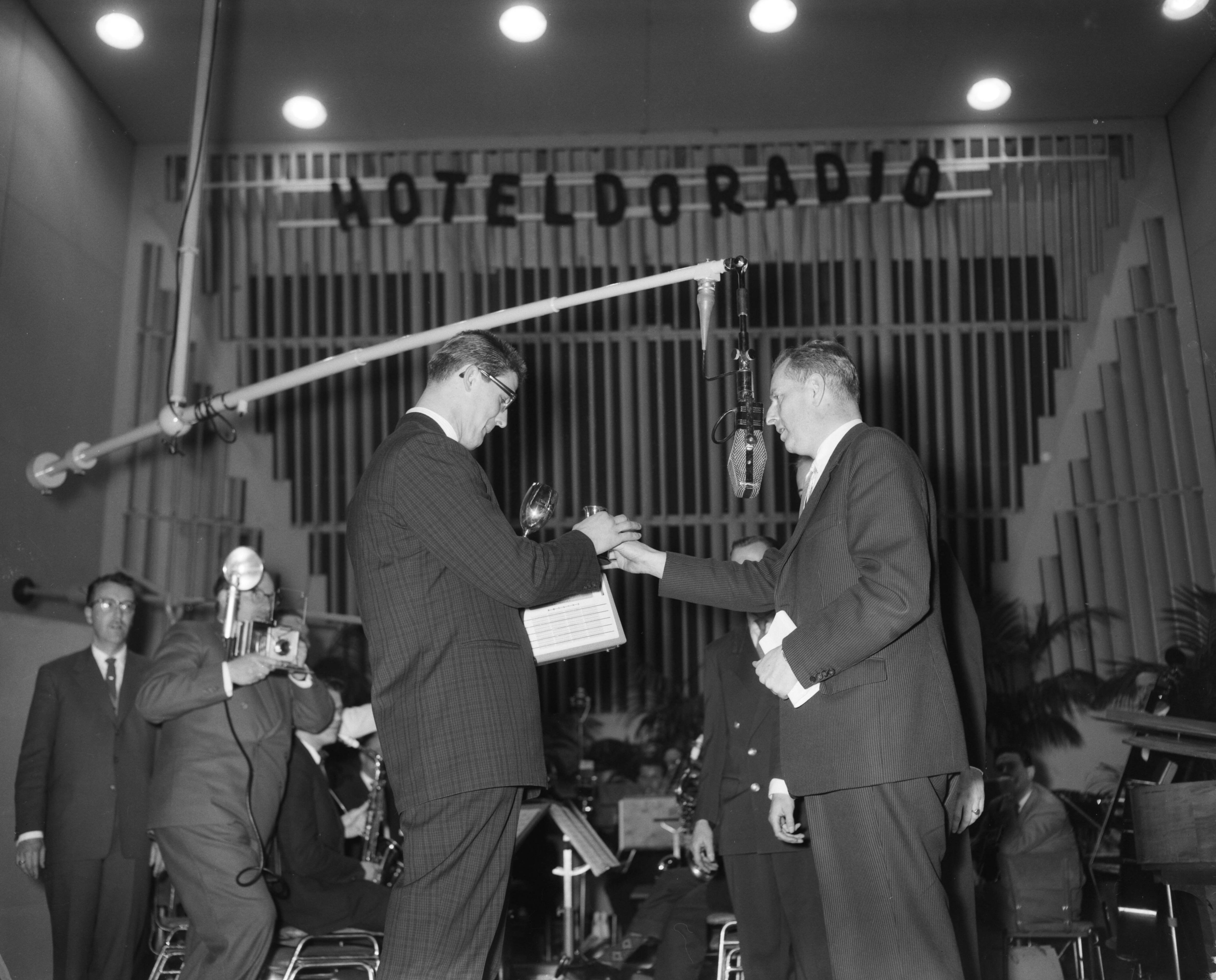Sportman van het Jaar 1957 — Prijsuitreiking Sportman en Sportvrouw van het Jaar 1957 in de grote studiozaal van de AVRO te Hilversum. Anton Geesink krijgt de 1e prijs van AVRO-directeur Willem Repko — Foto: Bilsen, Joop van / Anefo. Licentie: Set B: Rechtenvrij / Publiek Domein. Bron: Nationaal Archief. http://hdl.handle.net/10648/a974192a-d0b4-102d-bcf8-003048976d84