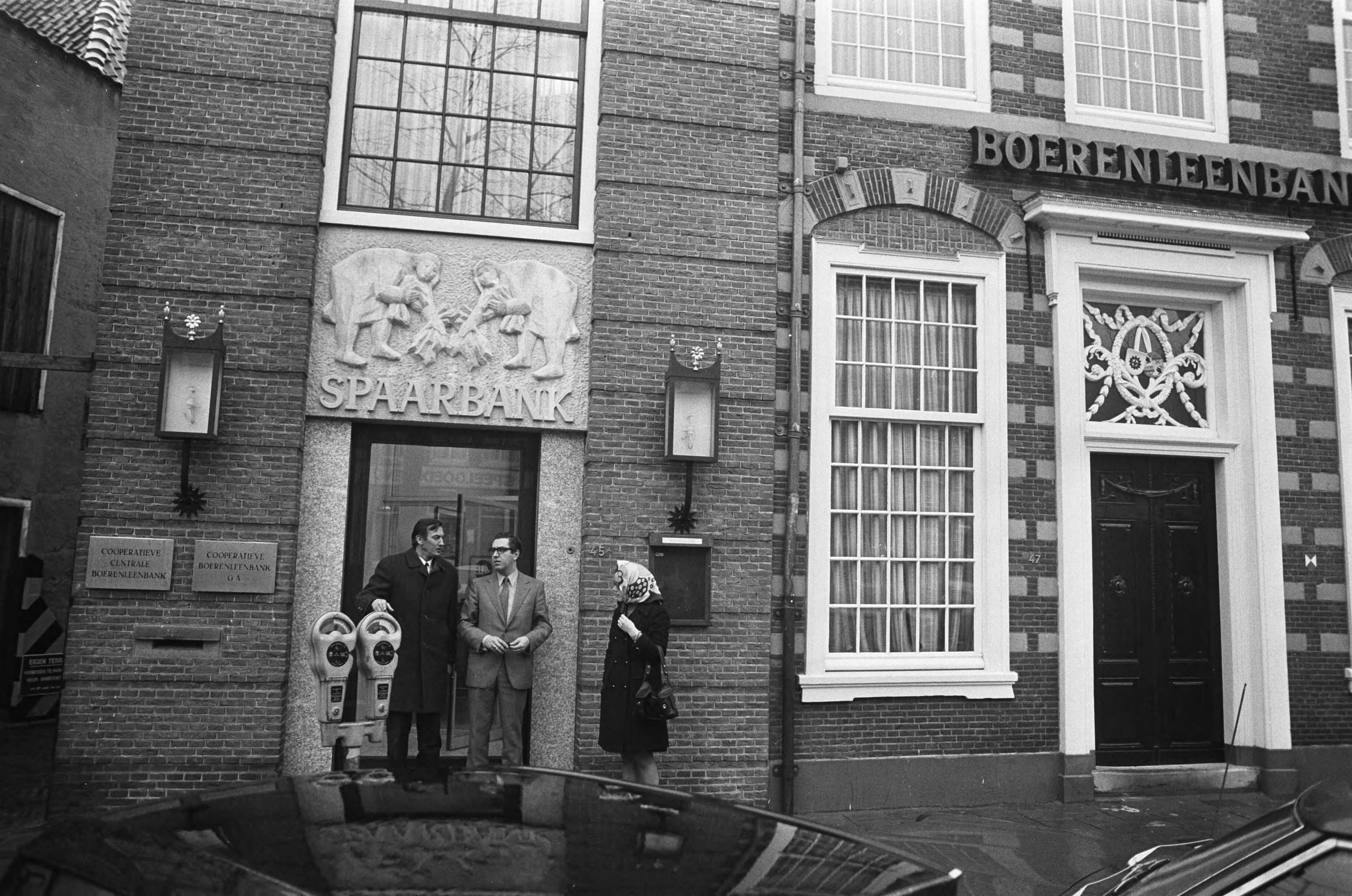Fotocollectie Anefo — Overval op Boerenleenbank in Haarlem, exterieur — Foto: Peters, Hans / Anefo. Licentie: Set B: Rechtenvrij / Publiek Domein. Bron: Nationaal Archief. http://hdl.handle.net/10648/ac248b6e-d0b4-102d-bcf8-003048976d84
