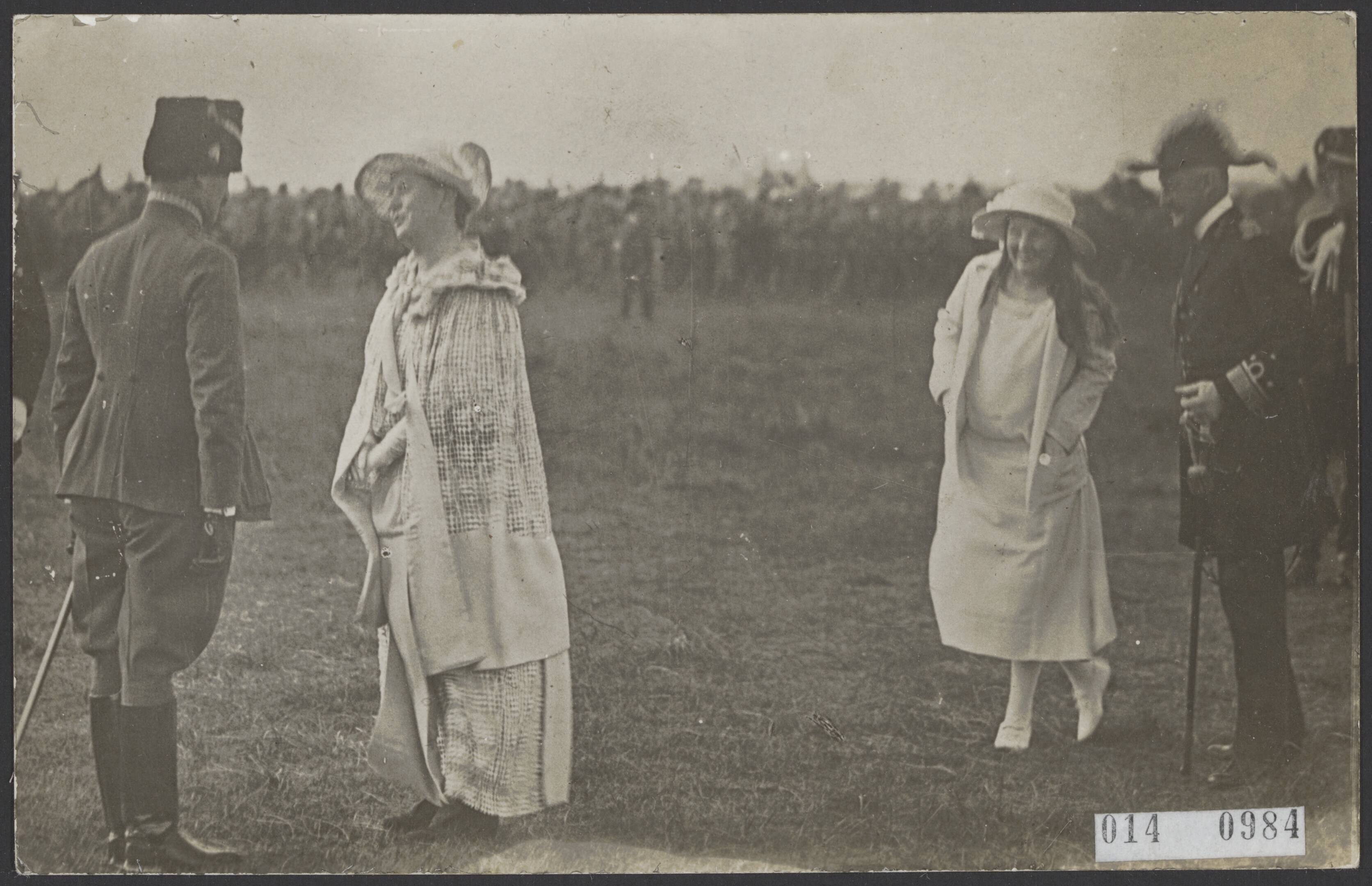 Fotocollectie Elsevier Binnenland — [De huldiging van koningin Wilhelmina door de Grenadiers en Jagers op het landgoed "Den Ruygenhoek" t g v het Zilveren Regerings jubileum] — Foto: Onbekend / Publiek Domein of Rechtenvrij. Licentie: Set B: Rechtenvrij / Publiek Domein. Bron: Nationaal Archief. http://hdl.handle.net/10648/adb25f38-d0b4-102d-bcf8-003048976d84