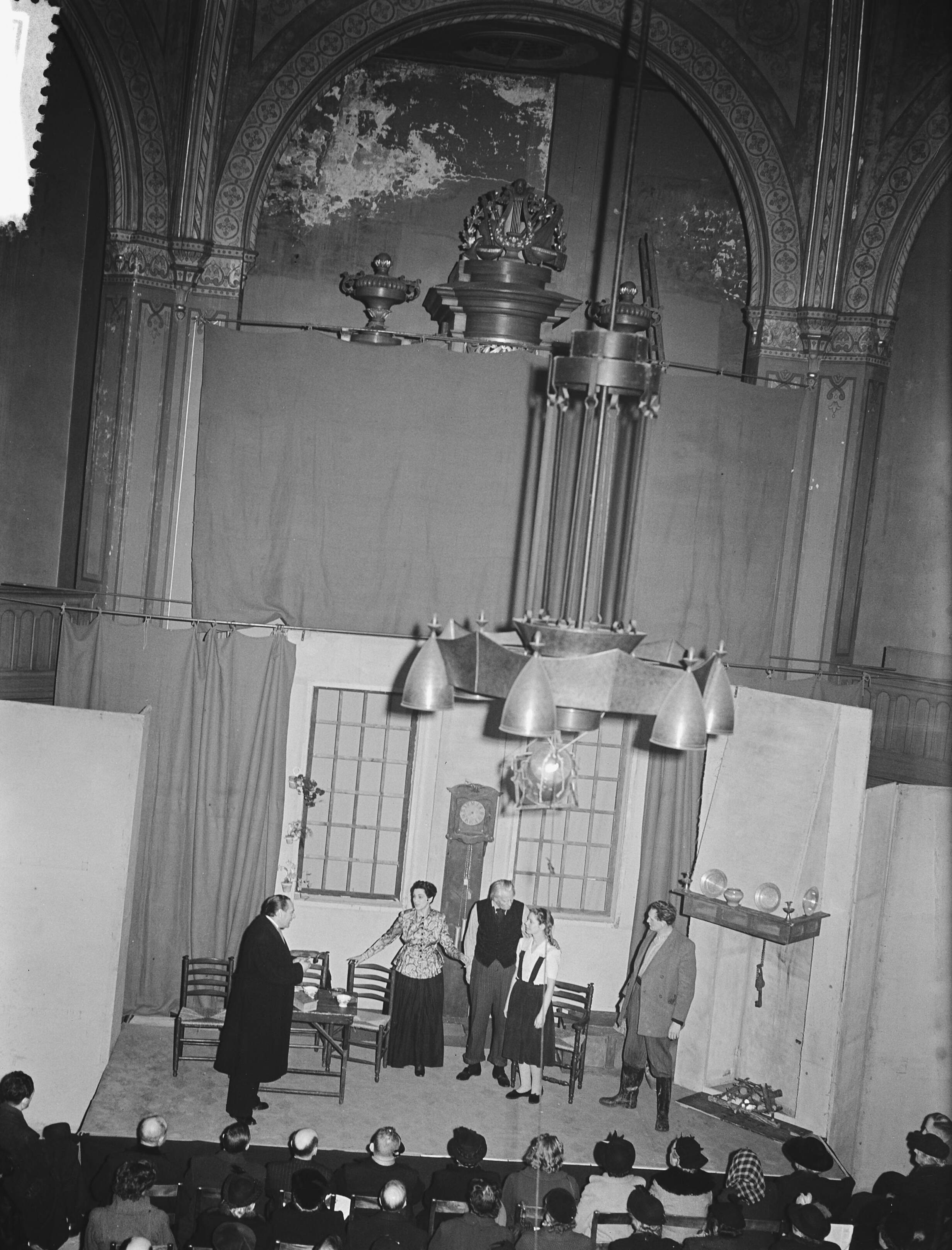 Fotocollectie Anefo — Noord-Hollands Volkstoneel speelt in de Doopsgezinde Kerk te Zaandam — Foto: Bilsen, Joop van / Anefo. Licentie: Set B: Rechtenvrij / Publiek Domein. Bron: Nationaal Archief. http://hdl.handle.net/10648/a8f5917c-d0b4-102d-bcf8-003048976d84