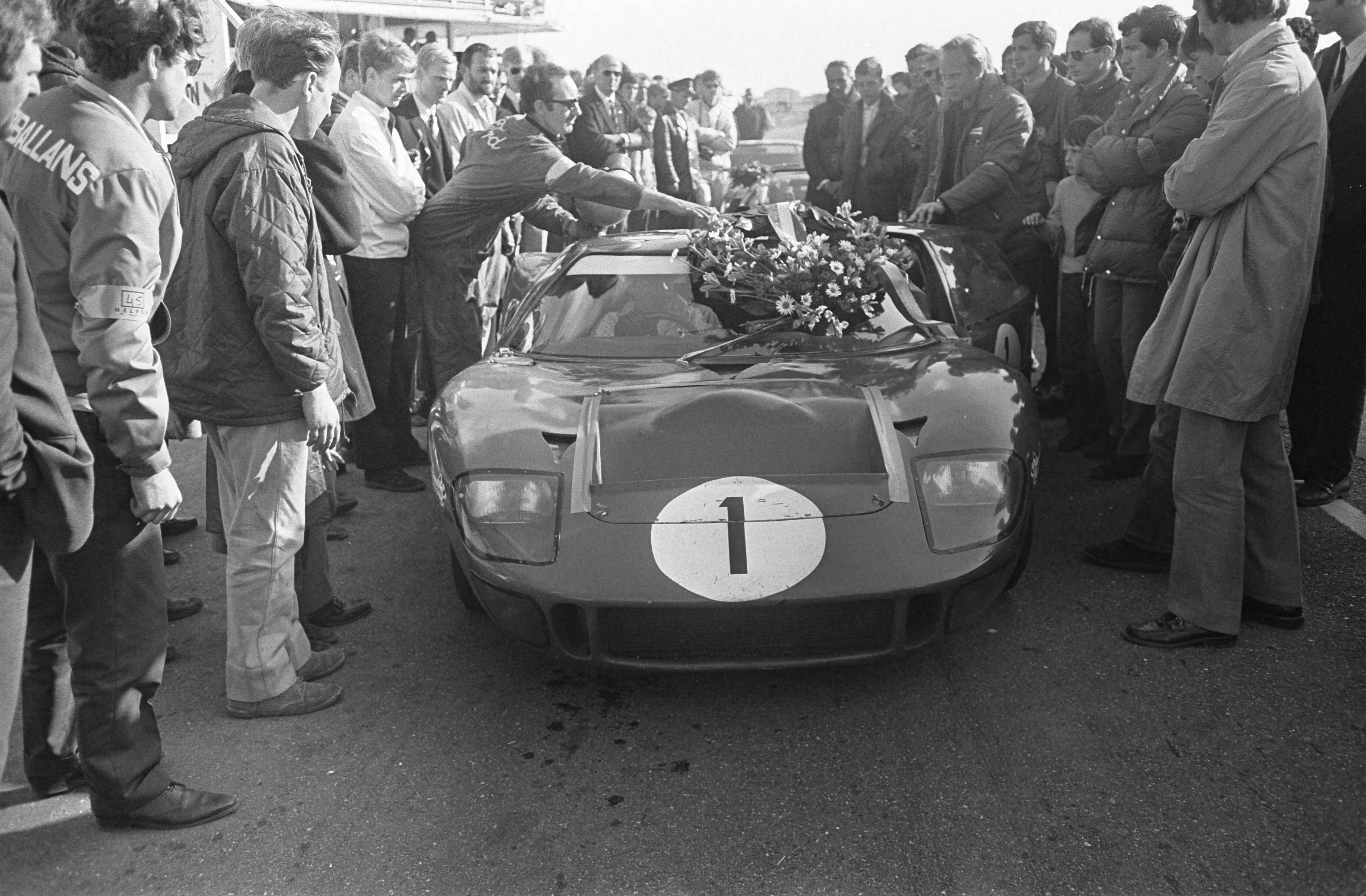 Fotocollectie Anefo — Trophy of the Dunes te Zandvoort. Op kop winnaar Paul Hawkins (nummer 1) — Foto: Koch, Eric / Anefo. Licentie: Set B: Rechtenvrij / Publiek Domein. Bron: Nationaal Archief. http://hdl.handle.net/10648/ab408e3c-d0b4-102d-bcf8-003048976d84