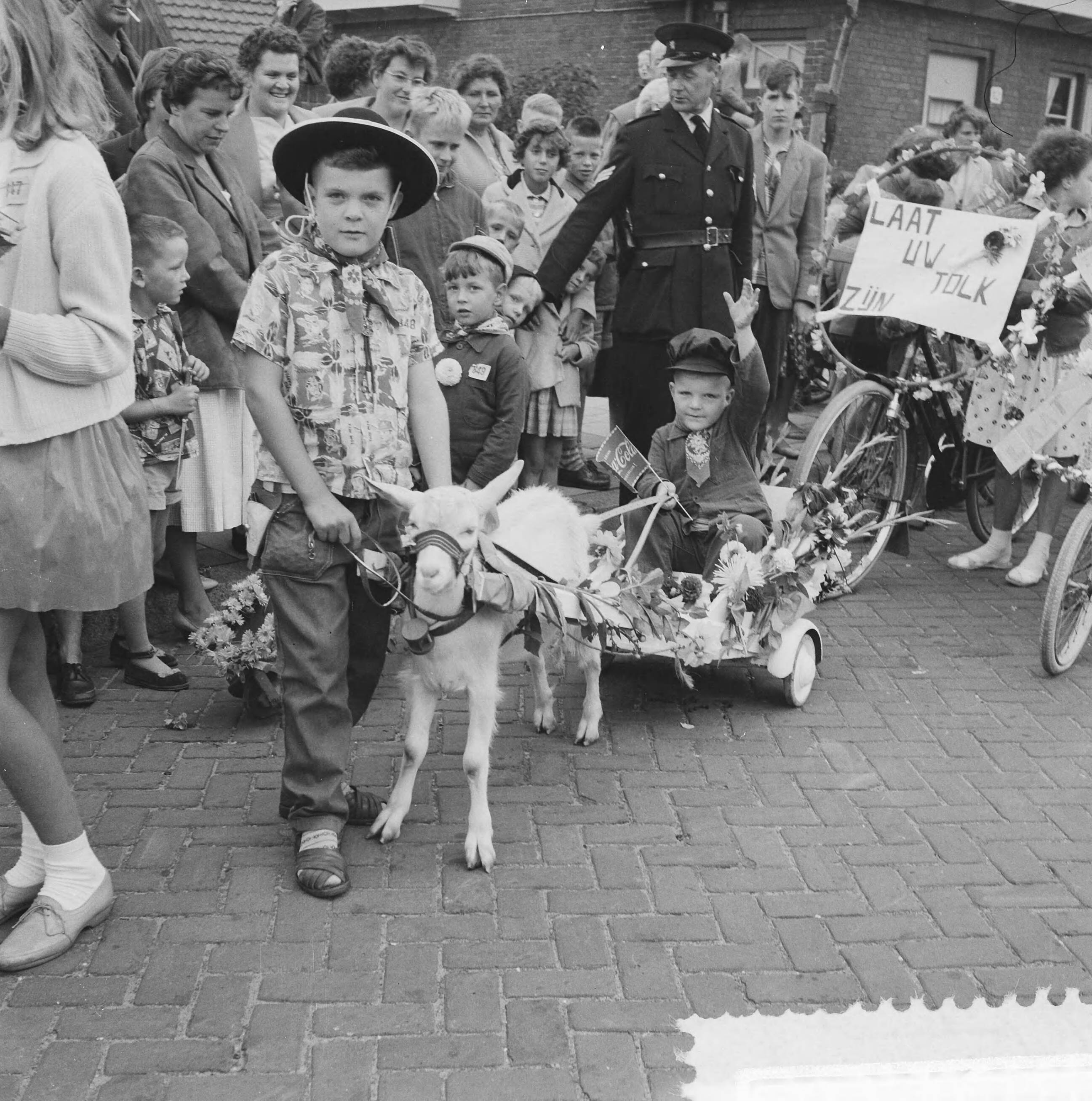 Fotocollectie Anefo — Kinderbloemencorso in Loosduinen, versierd bokkenwagentje — Foto: Behrens, Herbert F. / Anefo. Licentie: Set B: Rechtenvrij / Publiek Domein. Bron: Nationaal Archief. http://hdl.handle.net/10648/a99a5e64-d0b4-102d-bcf8-003048976d84