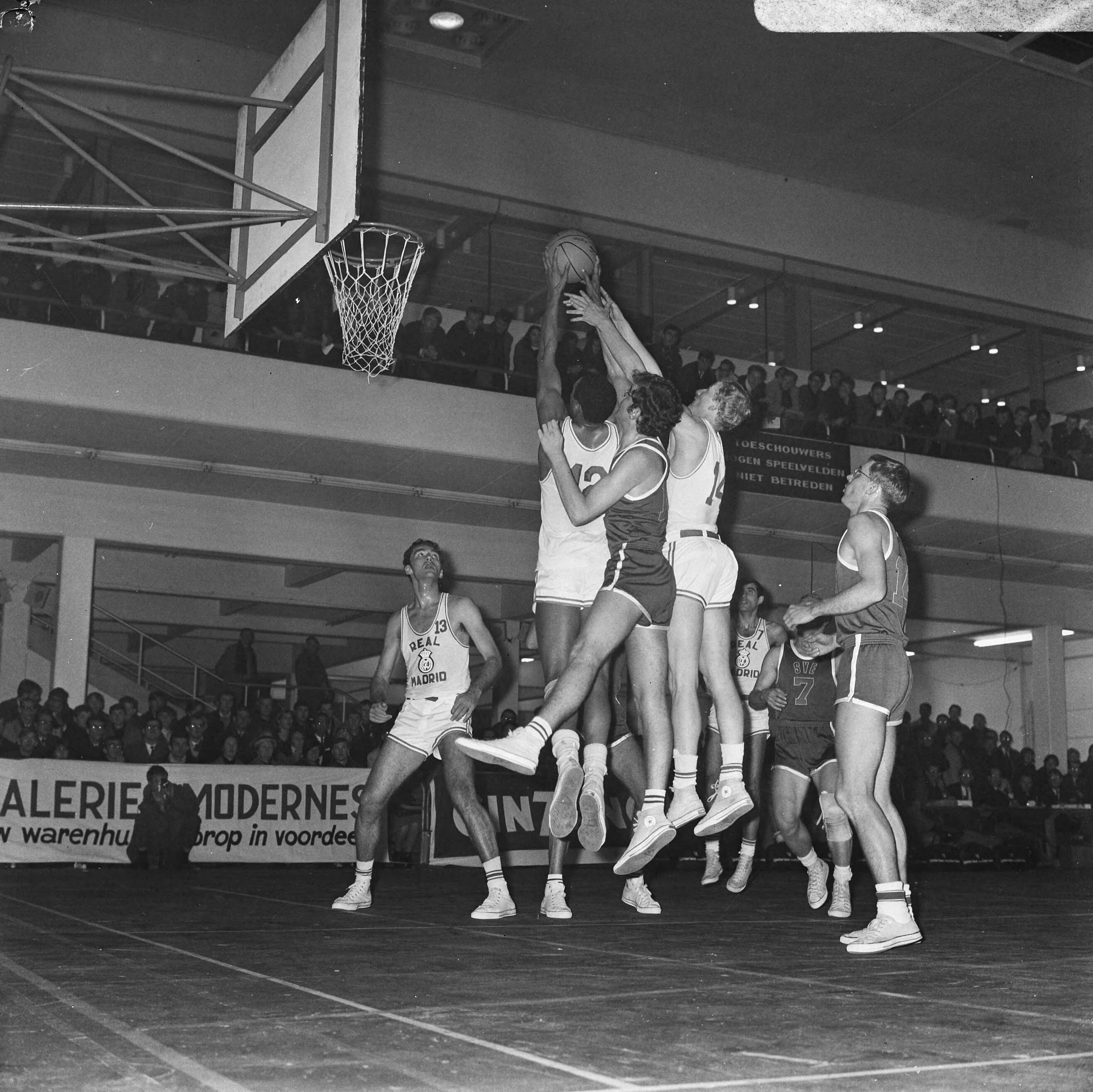Fotocollectie Anefo — Europa-cup Basketball SVE tegen Real Madrid te Utrecht, aanval van de Nederlanders (donker shirt) — Foto: Koch, Eric / Anefo. Licentie: Set B: Rechtenvrij / Publiek Domein. Bron: Nationaal Archief. http://hdl.handle.net/10648/ab2f54c8-d0b4-102d-bcf8-003048976d84
