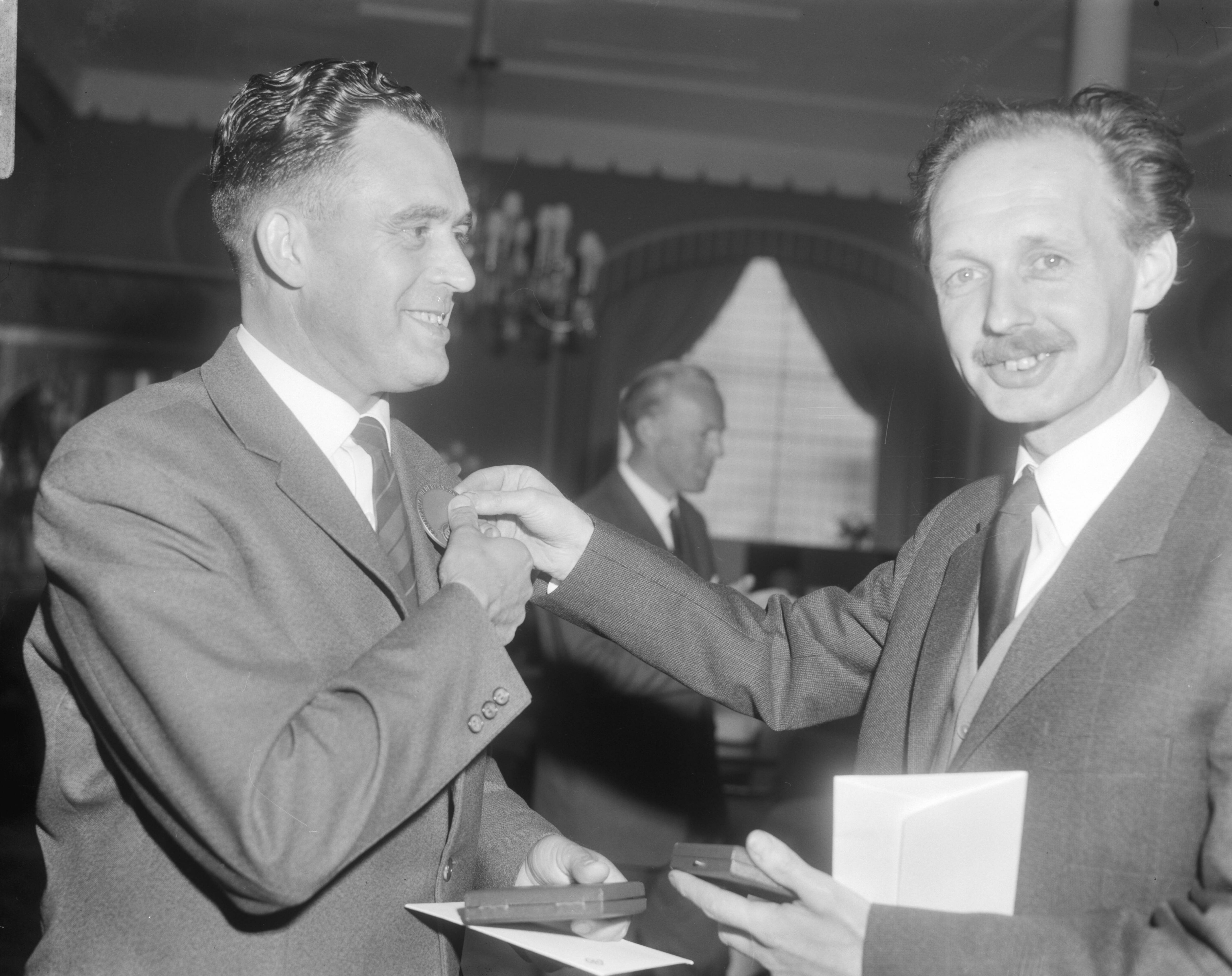 Fotocollectie Anefo — Uitreiking ANWB-prijzen te Den Haag , links H.A. Bollen (journalist) en rechts Dolf Toussaint (fotograaf) — Foto: Bilsen, Joop van / Anefo. Licentie: Set B: Rechtenvrij / Publiek Domein. Bron: Nationaal Archief. http://hdl.handle.net/10648/aaed3e80-d0b4-102d-bcf8-003048976d84