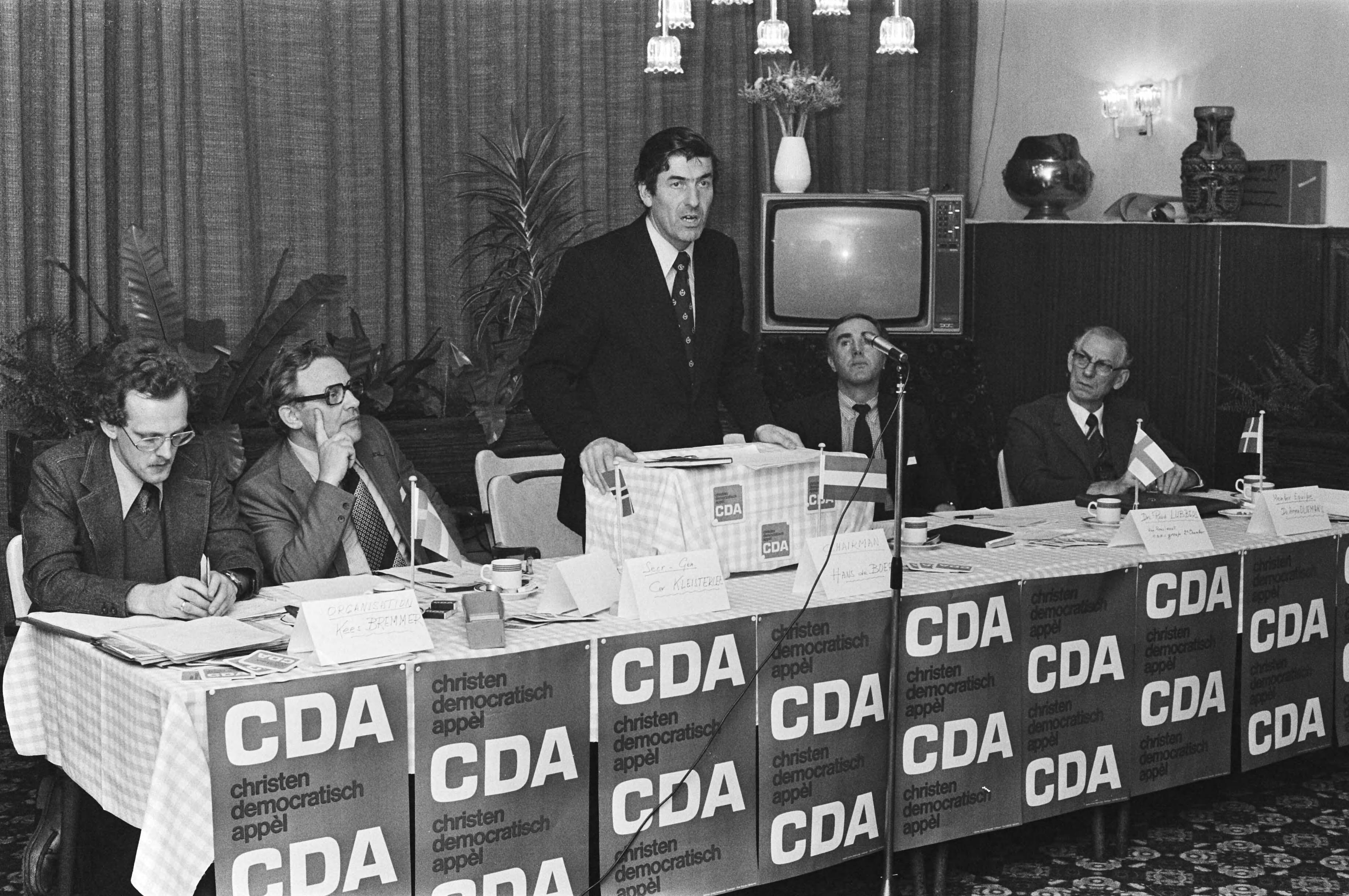 Fotocollectie Anefo — Speciale bijeenkomst CDA in Scheveningen met Nederlandse en Scandinavische Christen Democraten. Ruud Lubbers tijdens toespraak — Foto: Suyk, Koen / Anefo. Licentie: Set B: Rechtenvrij / Publiek Domein. Bron: Nationaal Archief. http://hdl.handle.net/10648/acbe425e-d0b4-102d-bcf8-003048976d84