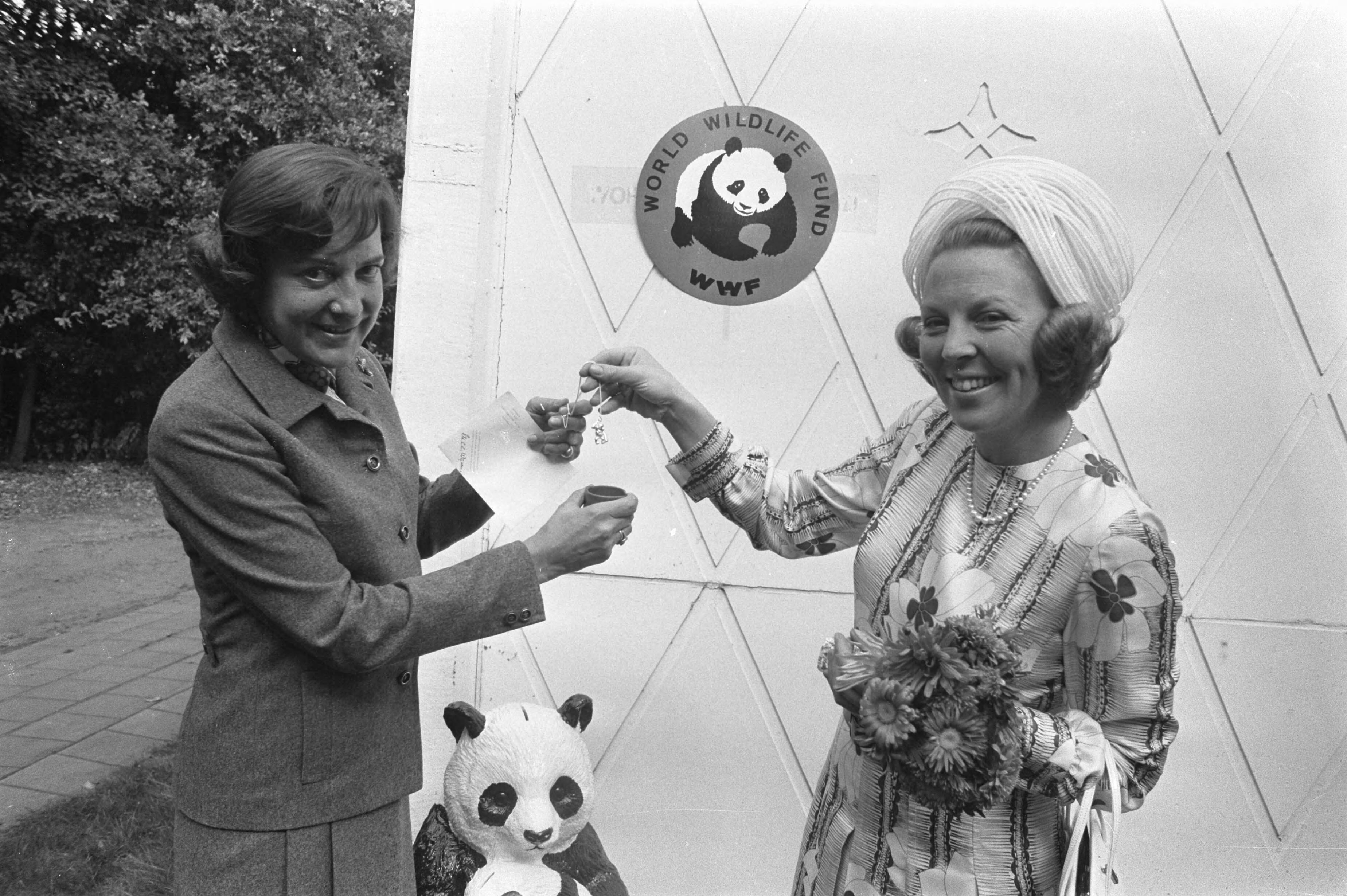 Fotocollectie Anefo — Prinses Beatrix koopt zilveren aap t.b.v. World Wild Life Fund Zeist, Prinses Beatrix en (l) Barbara Harrison (bioloog USA) — Foto: Verhoeff, Bert / Anefo. Licentie: Set B: Rechtenvrij / Publiek Domein. Bron: Nationaal Archief. http://hdl.handle.net/10648/abceecc2-d0b4-102d-bcf8-003048976d84