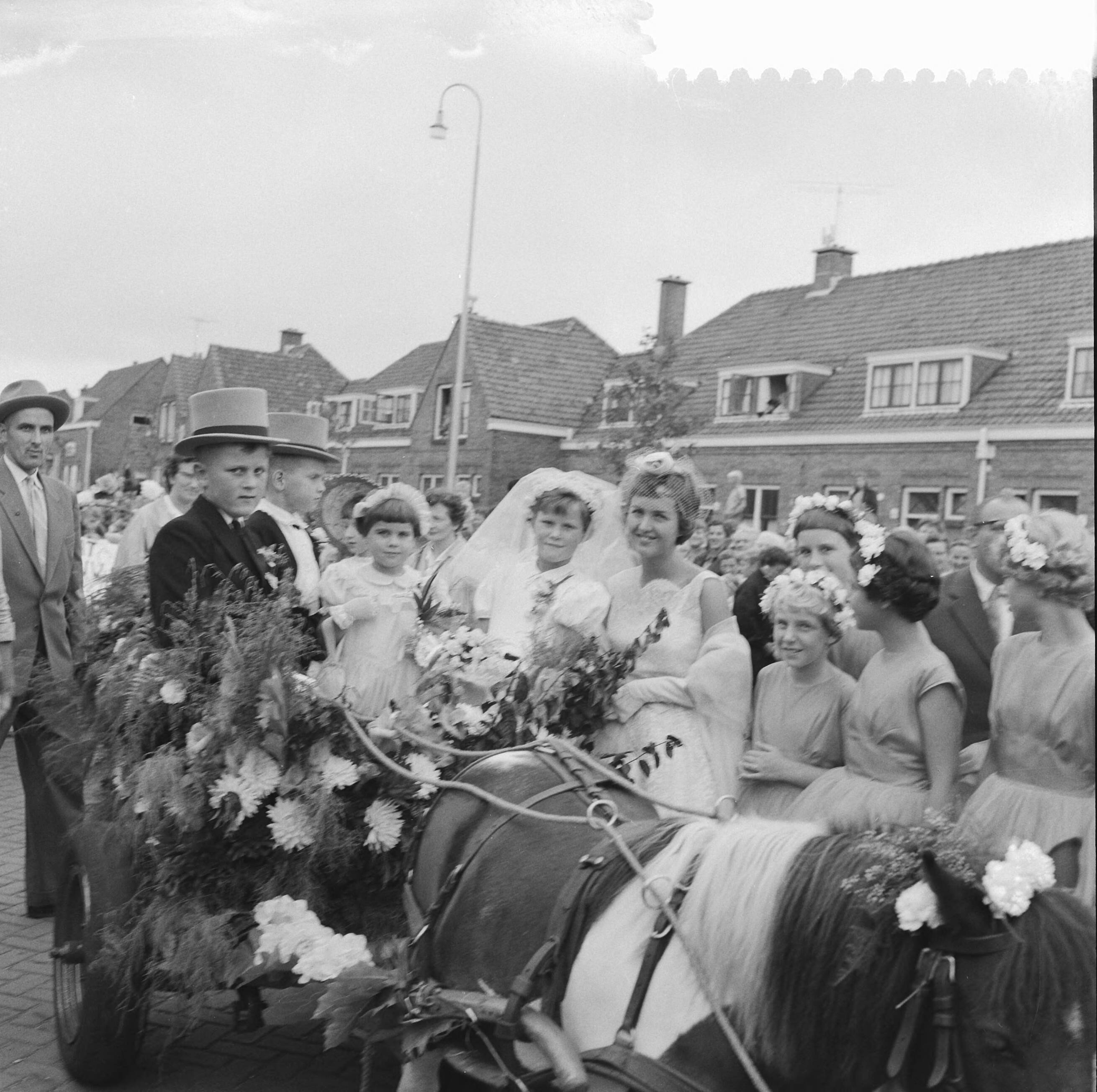 Fotocollectie Anefo — Kinderbloemencorso in Loosduinen, bloemenkoningin Carla Adank met haar prinsesjes — Foto: Behrens, Herbert F. / Anefo. Licentie: Set B: Rechtenvrij / Publiek Domein. Bron: Nationaal Archief. http://hdl.handle.net/10648/a99a5ce8-d0b4-102d-bcf8-003048976d84