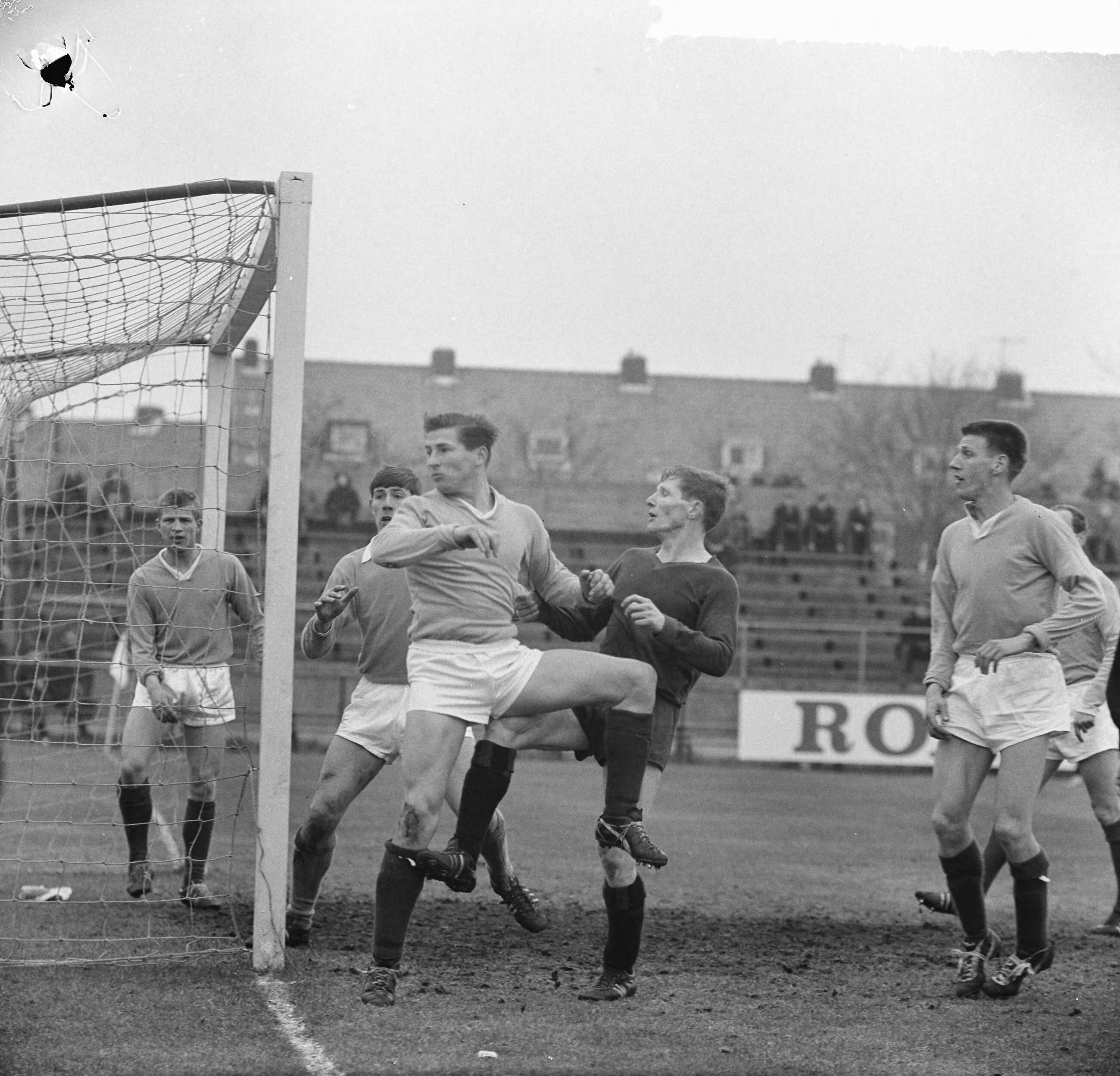 Fotocollectie Anefo — Voetbal. Haarlem tegen HDVS 1-1. Spelmoment voor het doel van HDVS met Nico Jonker (Haarlem) — Foto: Nijs, Jac. de / Anefo. Licentie: Set B: Rechtenvrij / Publiek Domein. Bron: Nationaal Archief. http://hdl.handle.net/10648/aa300ef0-d0b4-102d-bcf8-003048976d84
