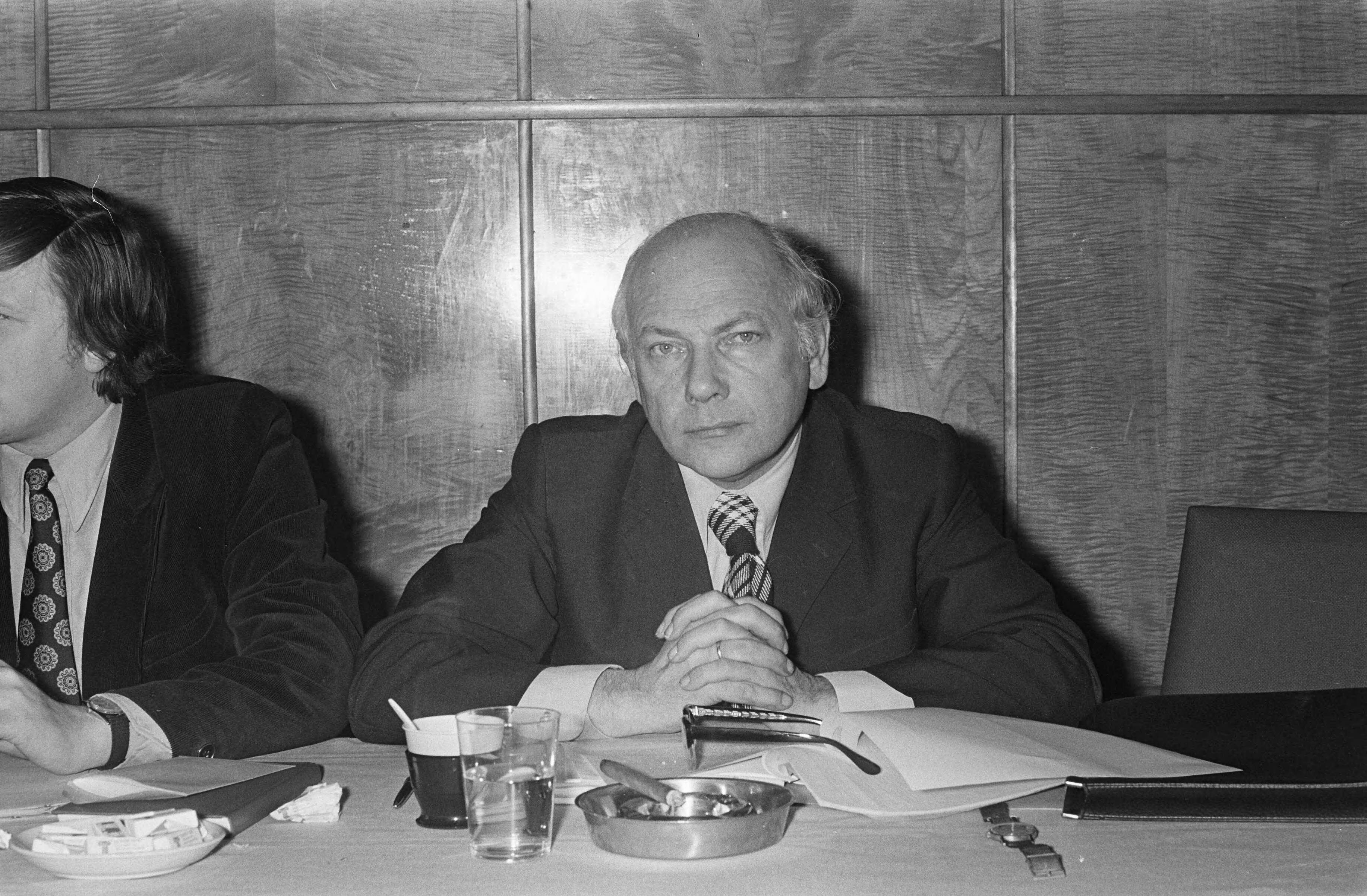Fotocollectie Anefo — PvdA-partijraad bijeen in Utrecht, Joop den Uyl — Foto: Peters, Hans / Anefo. Licentie: Set B: Rechtenvrij / Publiek Domein. Bron: Nationaal Archief. http://hdl.handle.net/10648/ac02cee8-d0b4-102d-bcf8-003048976d84
