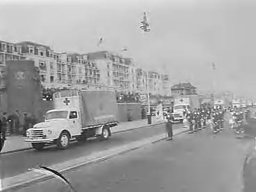 Fotocollectie Anefo — 90-jarig bestaan Nederlandse Rode Kruis. Defilé divisie Rode Kruis onderdelen op de boulevard in Scheveningen — Foto: Bilsen, Joop van / Anefo. Licentie: Set B: Rechtenvrij / Publiek Domein. Bron: Nationaal Archief. http://hdl.handle.net/10648/a9654292-d0b4-102d-bcf8-003048976d84