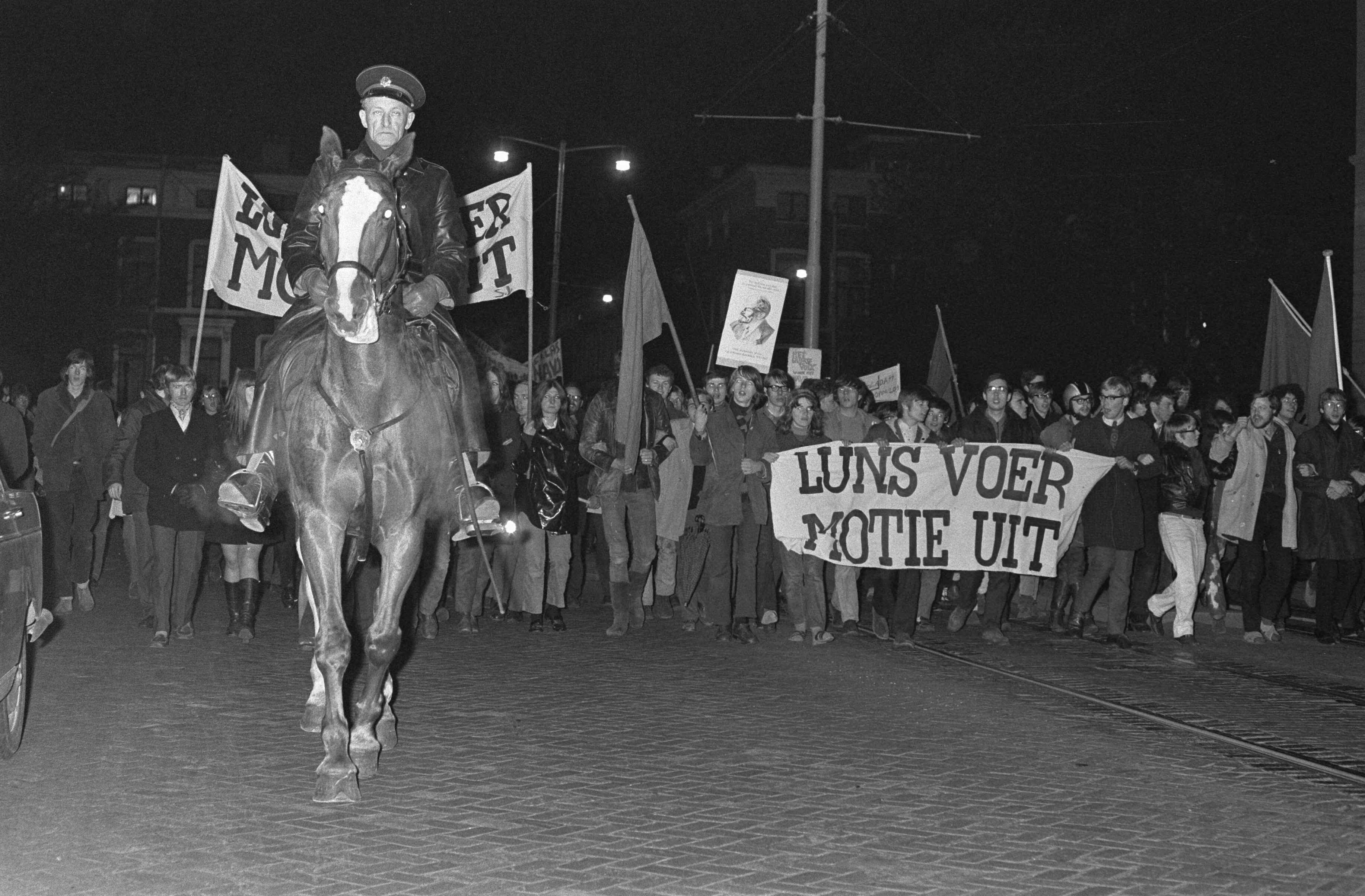 Fotocollectie Anefo — Demonstratie van plusminus 500 jongeren tegen bewind in Griekenland te Den Haag met politie te paard — Foto: Verhoeff, Bert / Anefo. Licentie: Set B: Rechtenvrij / Publiek Domein. Bron: Nationaal Archief. http://hdl.handle.net/10648/ab66177e-d0b4-102d-bcf8-003048976d84