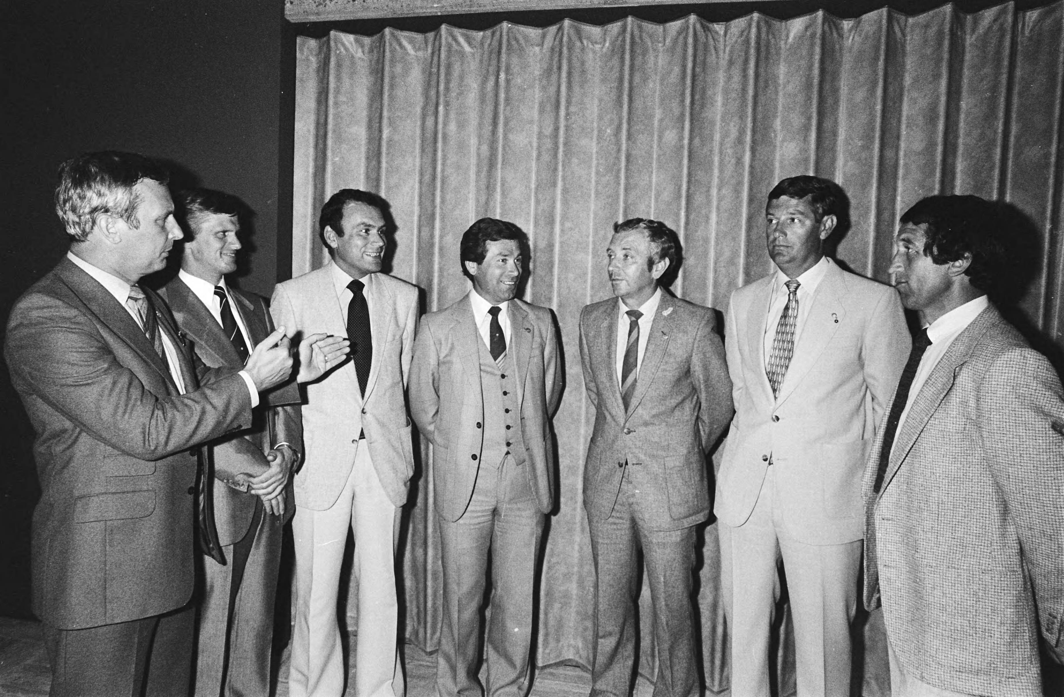 Bijeenkomst scheidsrechters in Zeist — V.l.n.r. Corver, Mulder, Geurds, Keizer, Weerink, Van Ettekoven en Thomas — Foto: Dijk, Hans van / Anefo. Licentie: Set B: Rechtenvrij / Publiek Domein. Bron: Nationaal Archief. http://hdl.handle.net/10648/ace5c7fc-d0b4-102d-bcf8-003048976d84