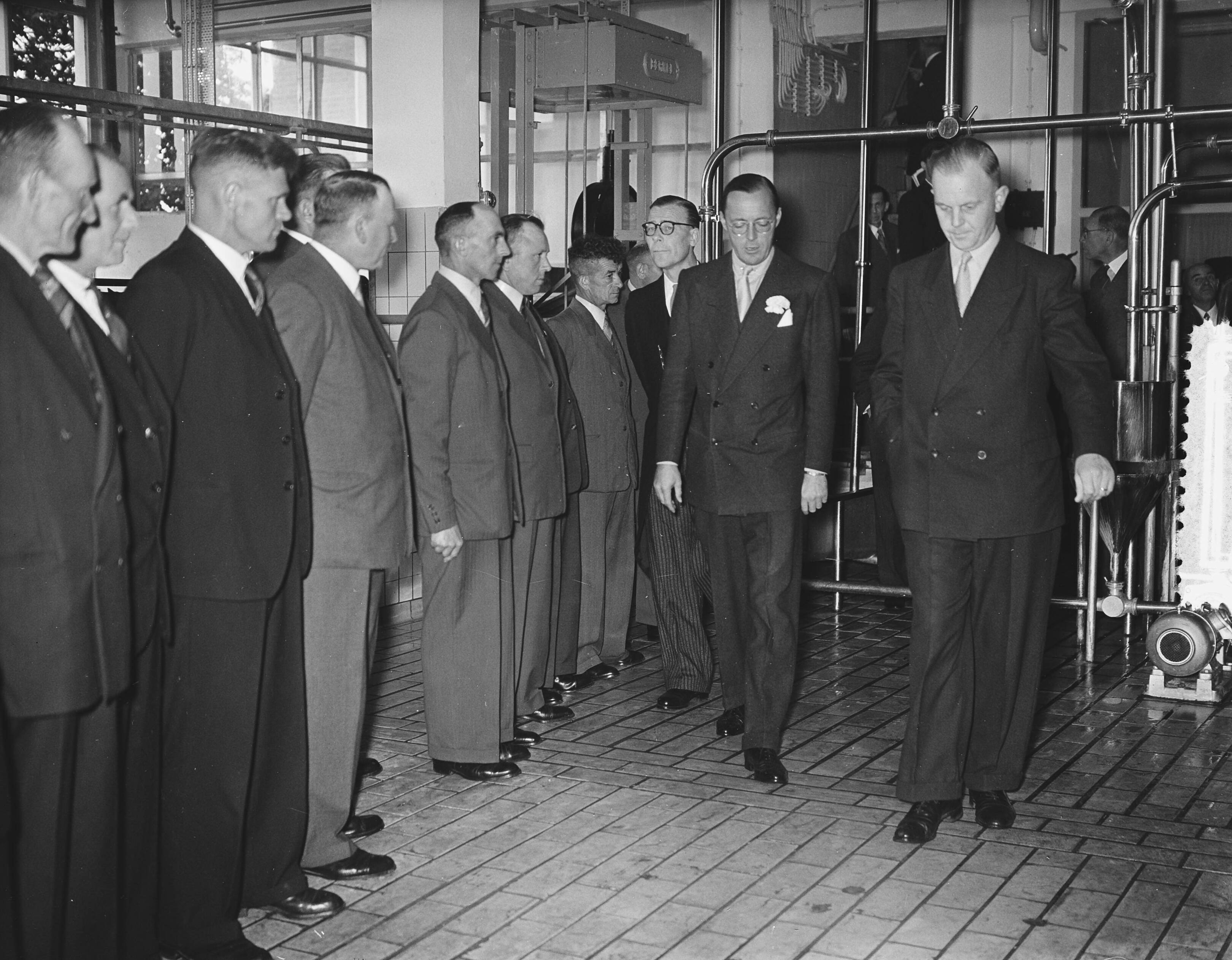 Prins Bernhard bezoekt West-Brabant — Prins Bernhard bezoekt industriegebied Etten-Leur. Bezoek aan Coop. Zuivelfabriek "De Hoop" te Etten — Foto: Bilsen, Joop van / Anefo. Licentie: Set B: Rechtenvrij / Publiek Domein. Bron: Nationaal Archief. http://hdl.handle.net/10648/a93c1e44-d0b4-102d-bcf8-003048976d84