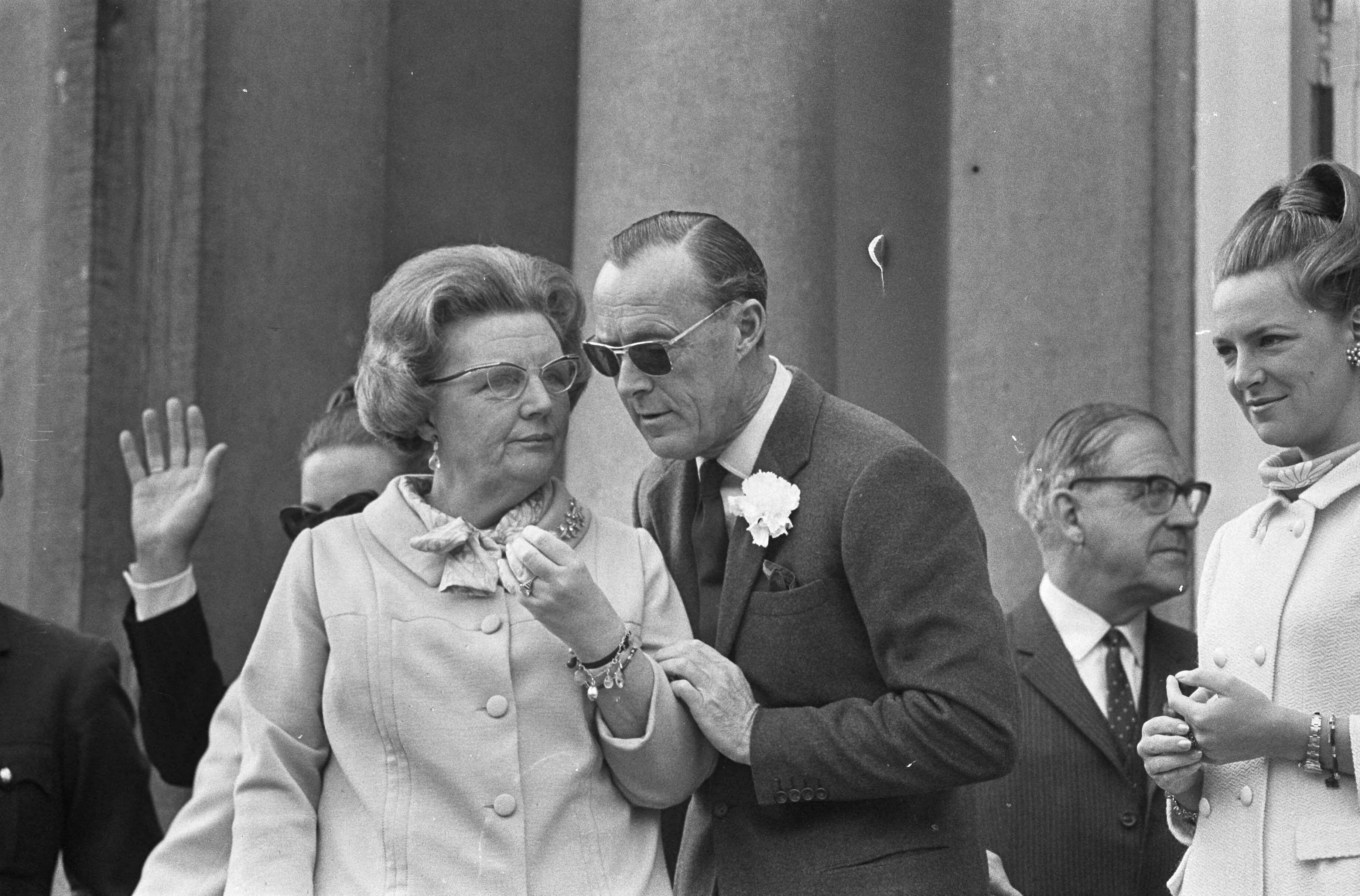 Fotocollectie Anefo — Koningin Juliana 58 jaar, defile op Paleis Soestdijk, onderonsje tussen Hare Majesteit en prins Bernhard — Foto: Kroon, Ron / Anefo. Licentie: Set B: Rechtenvrij / Publiek Domein. Bron: Nationaal Archief. http://hdl.handle.net/10648/ab178b90-d0b4-102d-bcf8-003048976d84