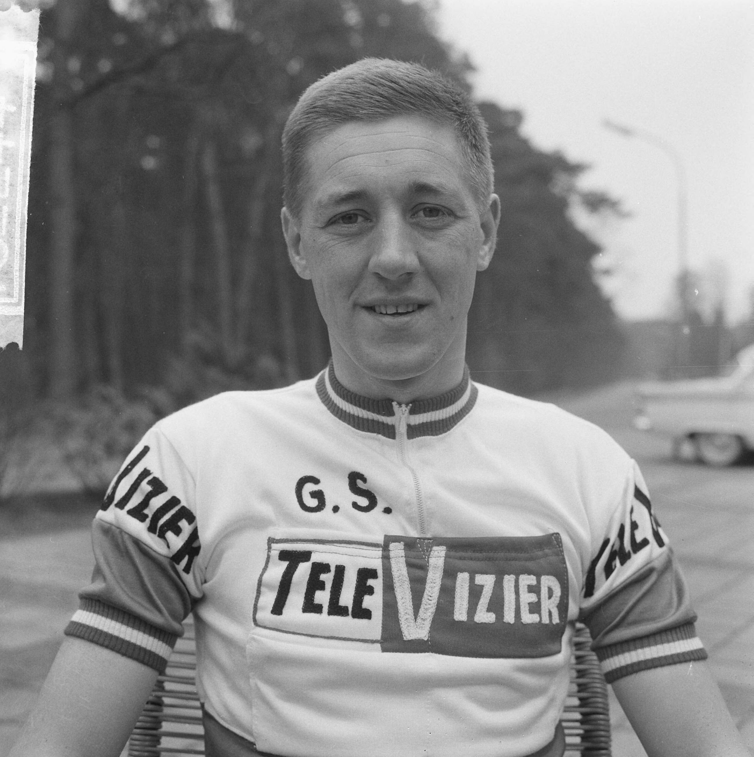 Fotocollectie Anefo — Nederlandse wielerploeg voor de Tour de France 1964 gepresenteerd, Cees van Espen — Foto: Pot, Harry / Anefo. Licentie: Set B: Rechtenvrij / Publiek Domein. Bron: Nationaal Archief. http://hdl.handle.net/10648/aa60f43e-d0b4-102d-bcf8-003048976d84