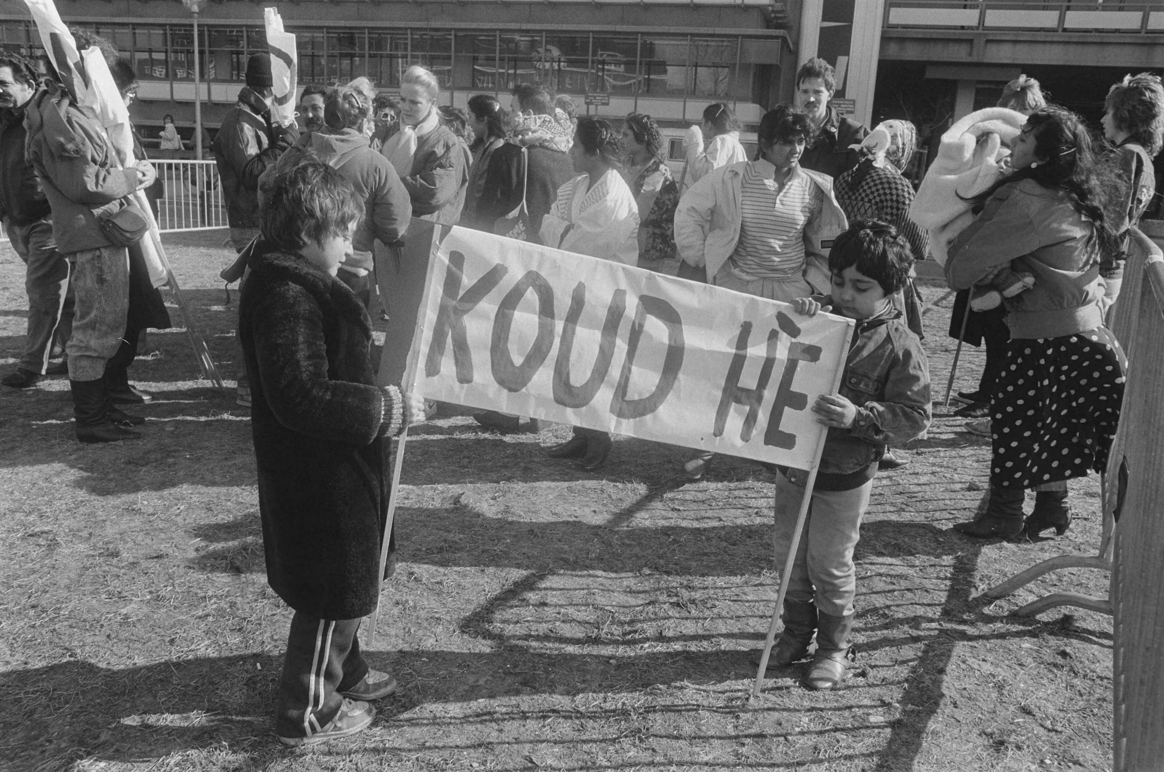 Fotocollectie Anefo — Zigeunerfamilie Durci protesteert tegen huisuitzetting bij Ministerie van Justitie in Den Haag ; kinderen met bordje "Koud he" — Foto: Bogaerts, Rob / Anefo. Licentie: Set B: Rechtenvrij / Publiek Domein. Bron: Nationaal Archief. http://hdl.handle.net/10648/ad5db348-d0b4-102d-bcf8-003048976d84