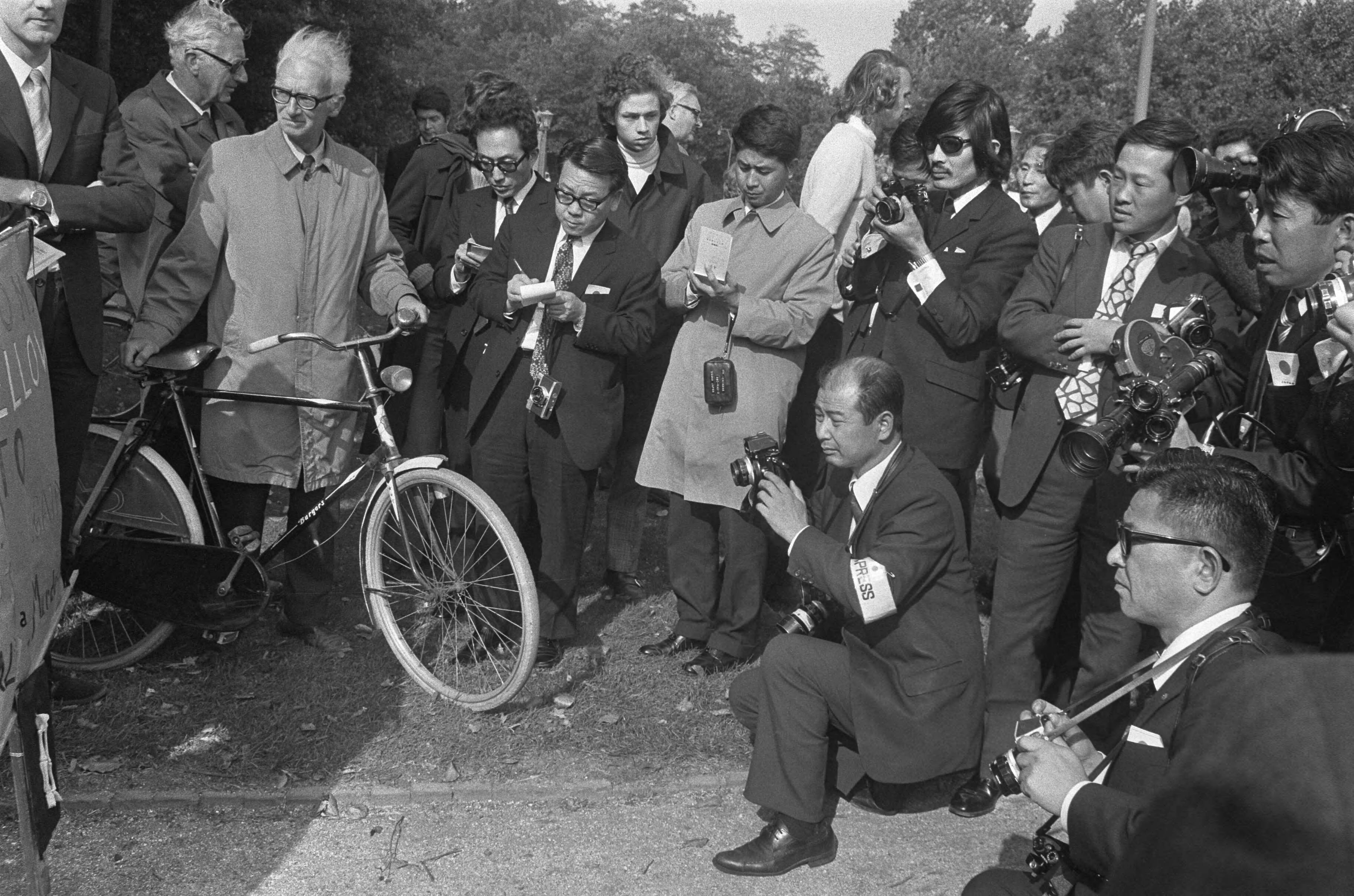 Fotocollectie Anefo — Keizer Hirohito en echtgenote op trappen van Paleis Huis ten Bosch , Den Haag — Foto: Mieremet, Rob / Anefo. Licentie: Set B: Rechtenvrij / Publiek Domein. Bron: Nationaal Archief. http://hdl.handle.net/10648/abd25d76-d0b4-102d-bcf8-003048976d84