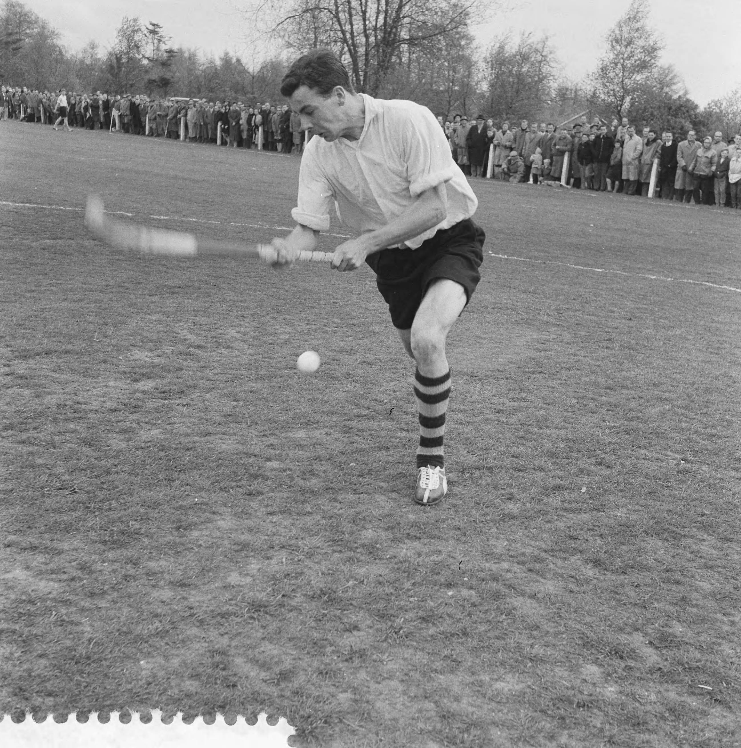 Fotocollectie Anefo — Hockey. Laren tegen DKS 1-1. Spelmoment, Dick Loggere in actie — Foto: Behrens, Herbert F. / Anefo. Licentie: Set B: Rechtenvrij / Publiek Domein. Bron: Nationaal Archief. http://hdl.handle.net/10648/a9ad9a10-d0b4-102d-bcf8-003048976d84