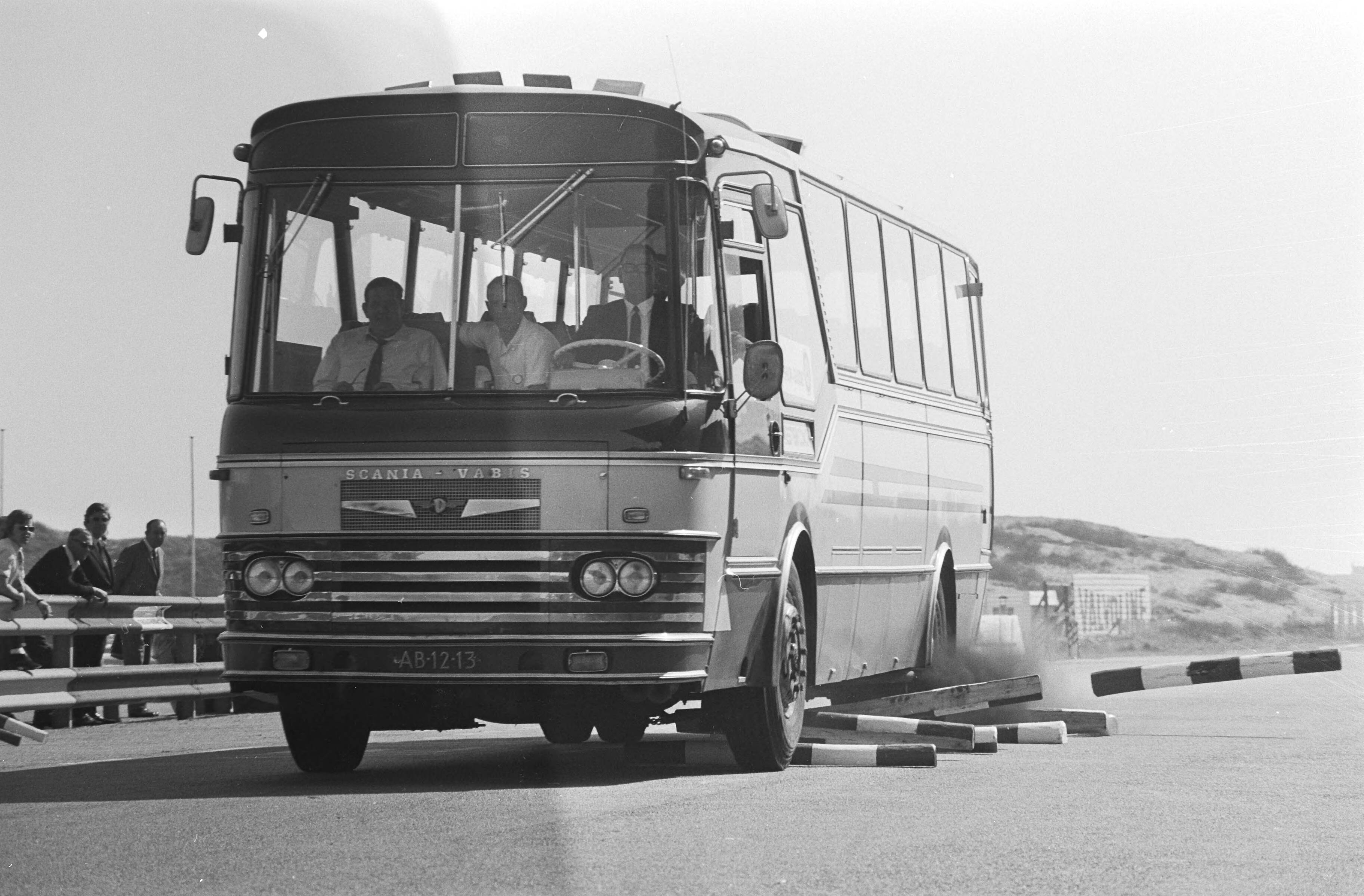 Demonstratie van de Shur-Guide stuurstabilisator voor auto's op het circuit — Bus rijdt met een snelheid van 80 km over enkele stammen — Foto: Fotograaf Onbekend / Anefo. Licentie: Set B: Rechtenvrij / Publiek Domein. Bron: Nationaal Archief. http://hdl.handle.net/10648/abbe946c-d0b4-102d-bcf8-003048976d84