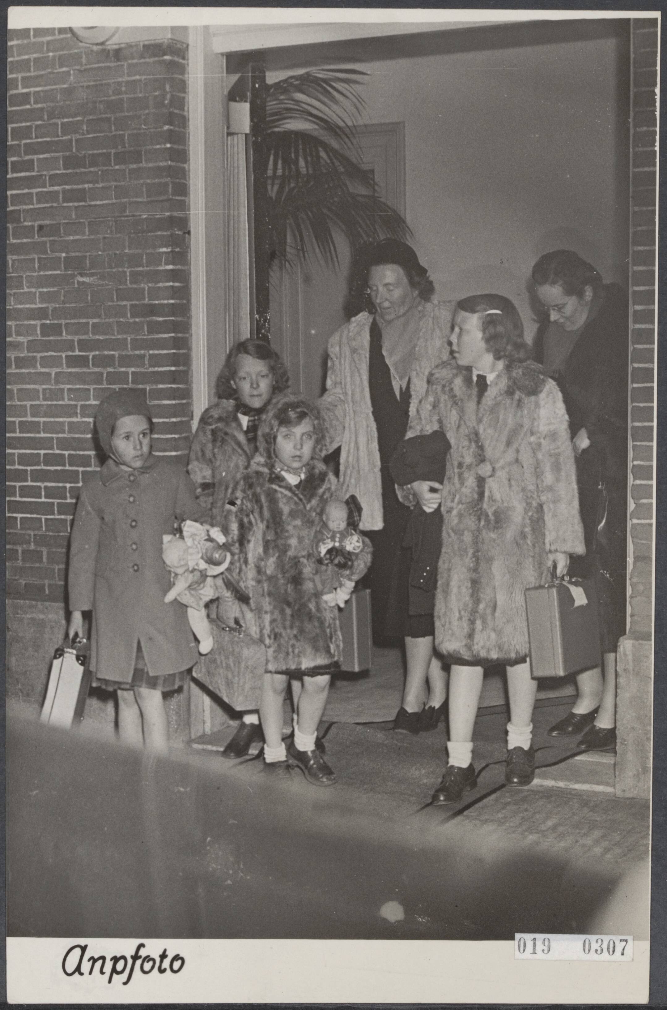 Fotocollectie Elsevier Binnenland — Koningin Juliana en de prinsessen Beatrix, Irene en Margriet uit Sankt Anton in Nederlands teruggekeerd. Hier verlaten zij het stationsgebouw te Baarn — Foto: ANP / RVD of rechtenvrij. Licentie: Set B: Rechtenvrij / Publiek Domein. Bron: Nationaal Archief. http://hdl.handle.net/10648/adc61fb4-d0b4-102d-bcf8-003048976d84