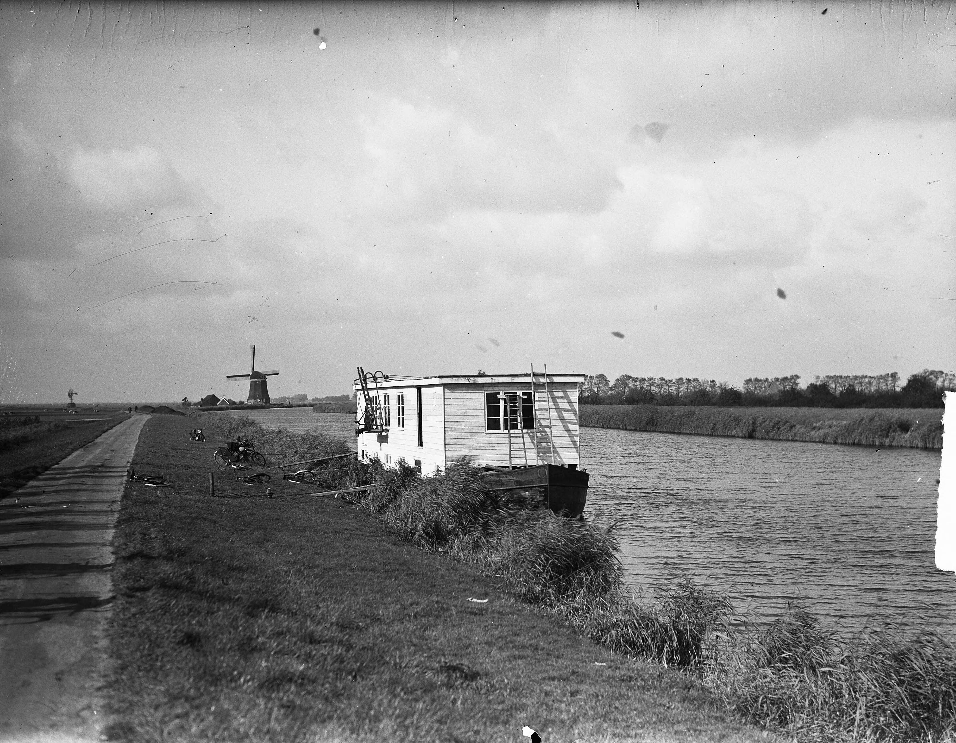 Fotocollectie Anefo — Werkschip voor doofstommen te Wijde Wormer — Foto: Noske, J.D. / Anefo. Licentie: Set B: Rechtenvrij / Publiek Domein. Bron: Nationaal Archief. http://hdl.handle.net/10648/a8be8baa-d0b4-102d-bcf8-003048976d84