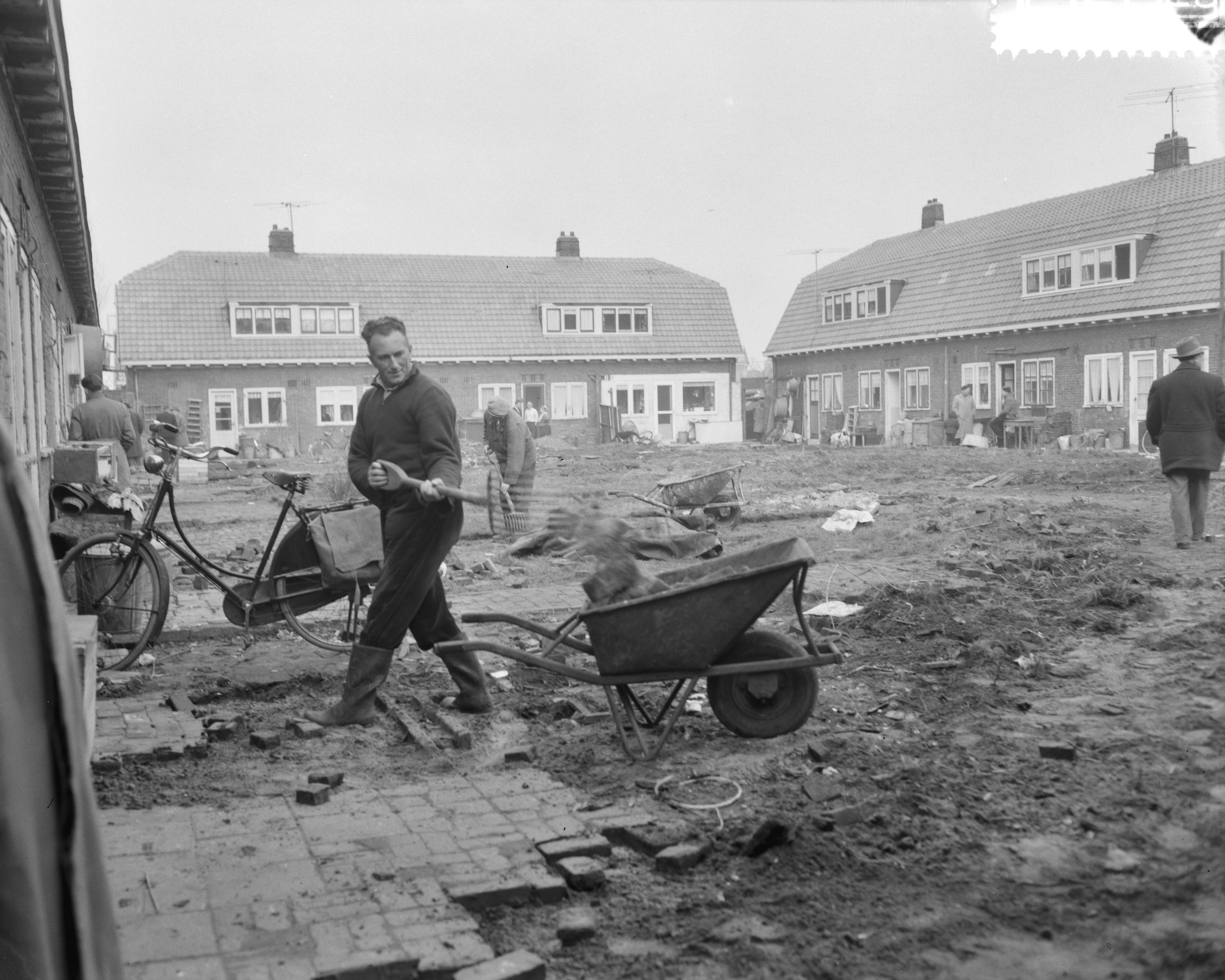 Fotocollectie Anefo — Sanering Tuindorp Oostzaan, overzicht oude toestand — Foto: Bilsen, Joop van / Anefo. Licentie: Set B: Rechtenvrij / Publiek Domein. Bron: Nationaal Archief. http://hdl.handle.net/10648/a9ca67da-d0b4-102d-bcf8-003048976d84