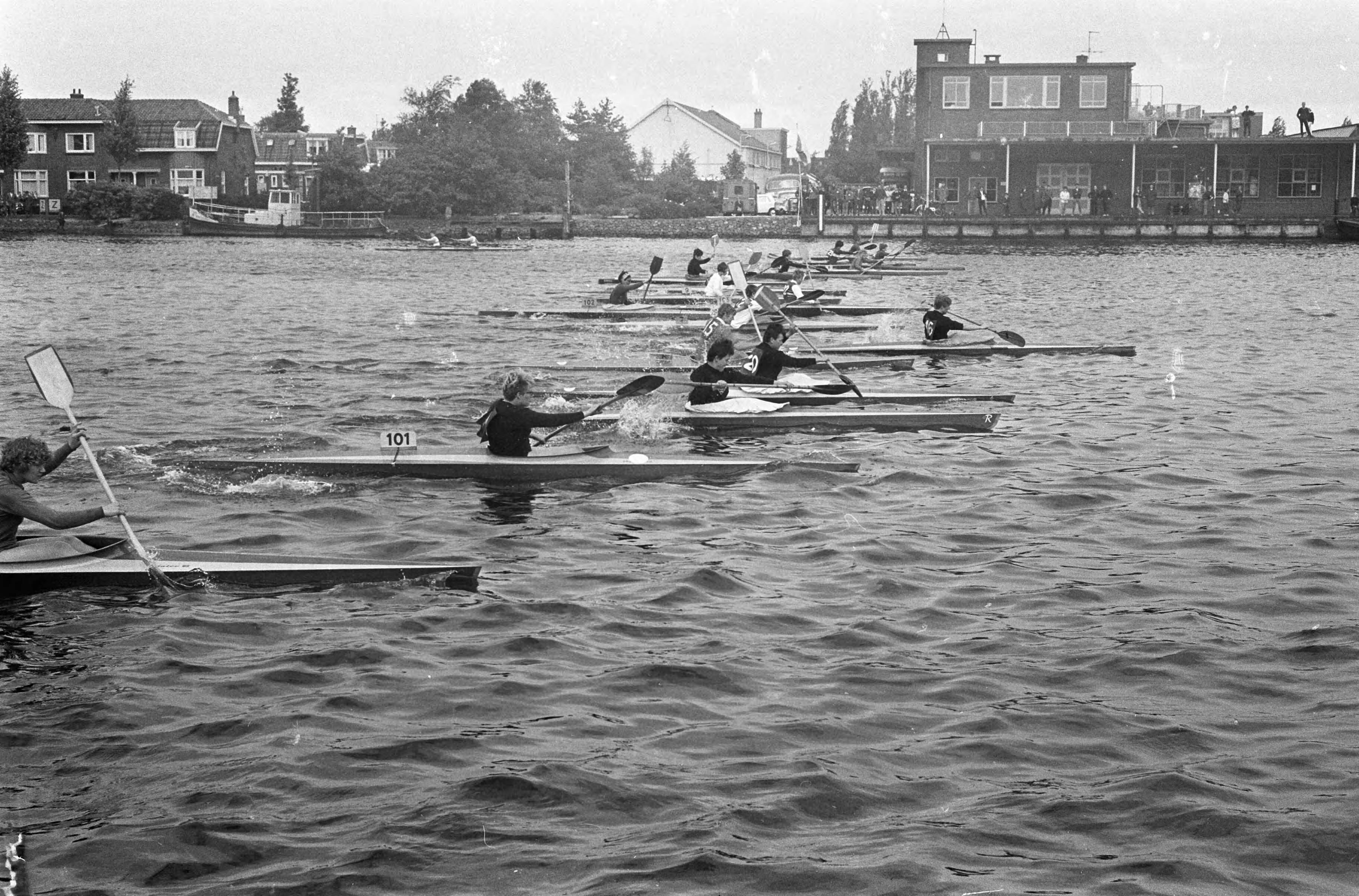Internationale kanowedstrijden te Zaandam — De start van de dames K.1 — Foto: Fotograaf Onbekend / Anefo. Licentie: Set B: Rechtenvrij / Publiek Domein. Bron: Nationaal Archief. http://hdl.handle.net/10648/ab1bbdaa-d0b4-102d-bcf8-003048976d84
