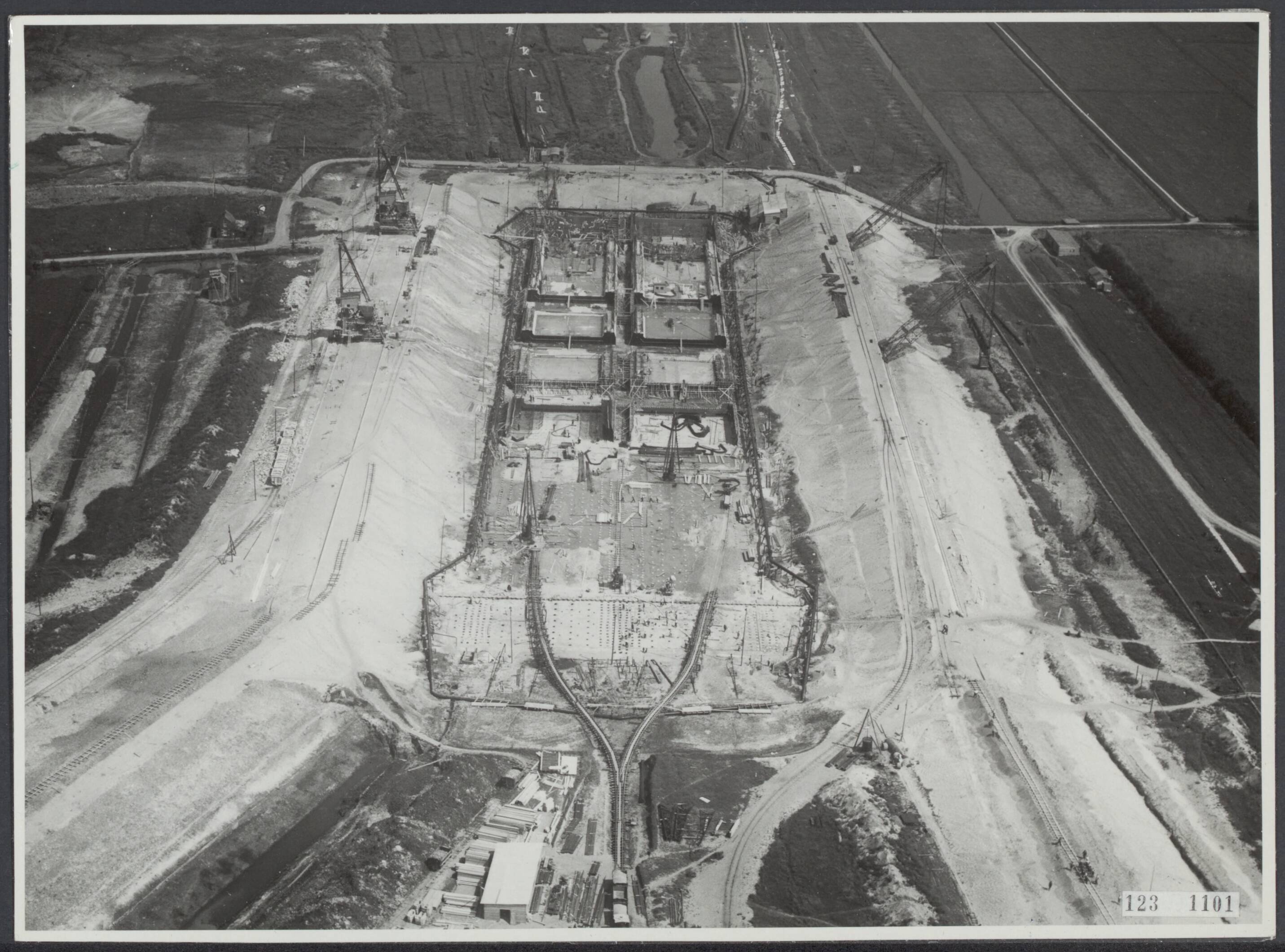 Fotocollectie Rijksvoorlichtingsdienst Eigen — Luchtopname. Bouwput sluis Vreeswijk — Foto: KLM Aerocarto / Rechtenvrij. Licentie: Set B: Rechtenvrij / Publiek Domein. Bron: Nationaal Archief. http://hdl.handle.net/10648/af2fe0e2-d0b4-102d-bcf8-003048976d84