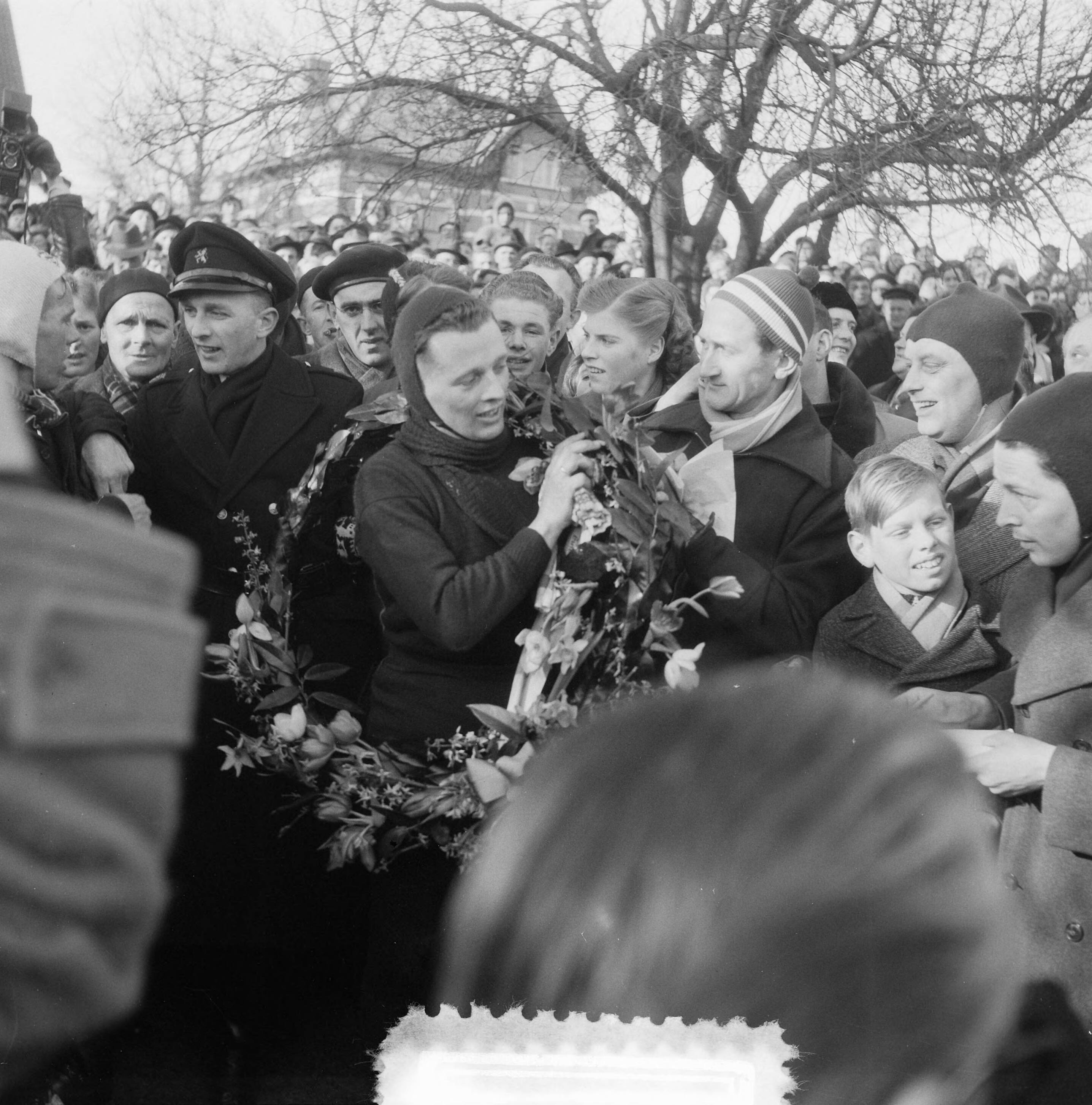 Elfstedentocht 1954 — Elfstedentocht. Winnaar Jeen van den Berg wordt gehuldigd — Foto: Noske, J.D. / Anefo. Licentie: Set B: Rechtenvrij / Publiek Domein. Bron: Nationaal Archief. http://hdl.handle.net/10648/a91c551e-d0b4-102d-bcf8-003048976d84