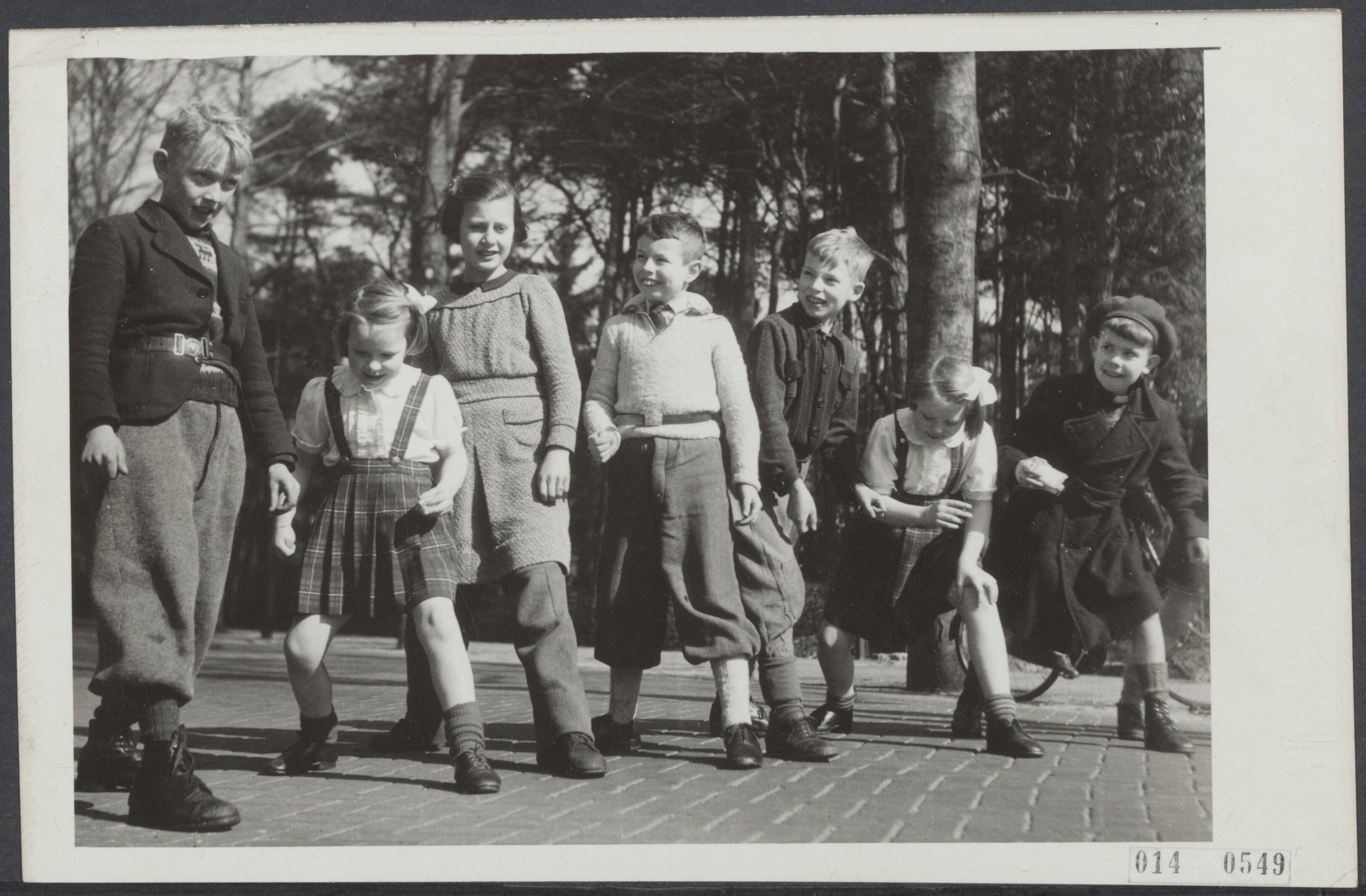 Fotocollectie Elsevier Binnenland — Prinses Beatrix en prinses Irene samen met andere kinderen van Kindergemeenschap De Werkplaats van Kees Boeke te Bilthoven — Foto: Breijer, Charles / Anefo. Licentie: Set B: Rechtenvrij / Publiek Domein. Bron: Nationaal Archief. http://hdl.handle.net/10648/adb0fb5c-d0b4-102d-bcf8-003048976d84