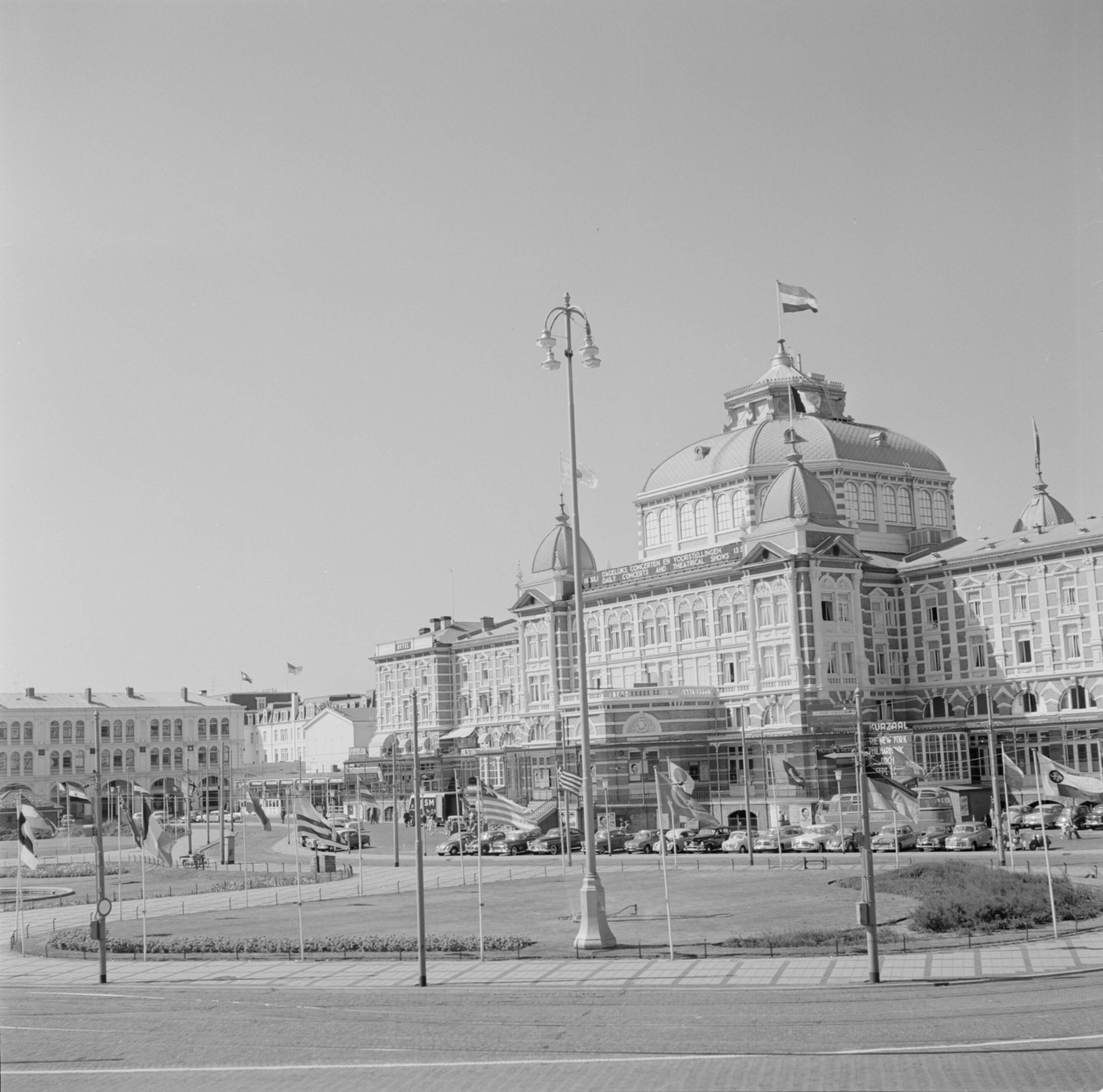 Scheveningen. — Gezicht op het Kurhaus in Scheveningen vanaf het Gevers Deynootplein — Foto: Poll, Willem van de. Licentie: Set B: Rechtenvrij / Publiek Domein. Bron: Nationaal Archief. http://hdl.handle.net/10648/aecee968-d0b4-102d-bcf8-003048976d84