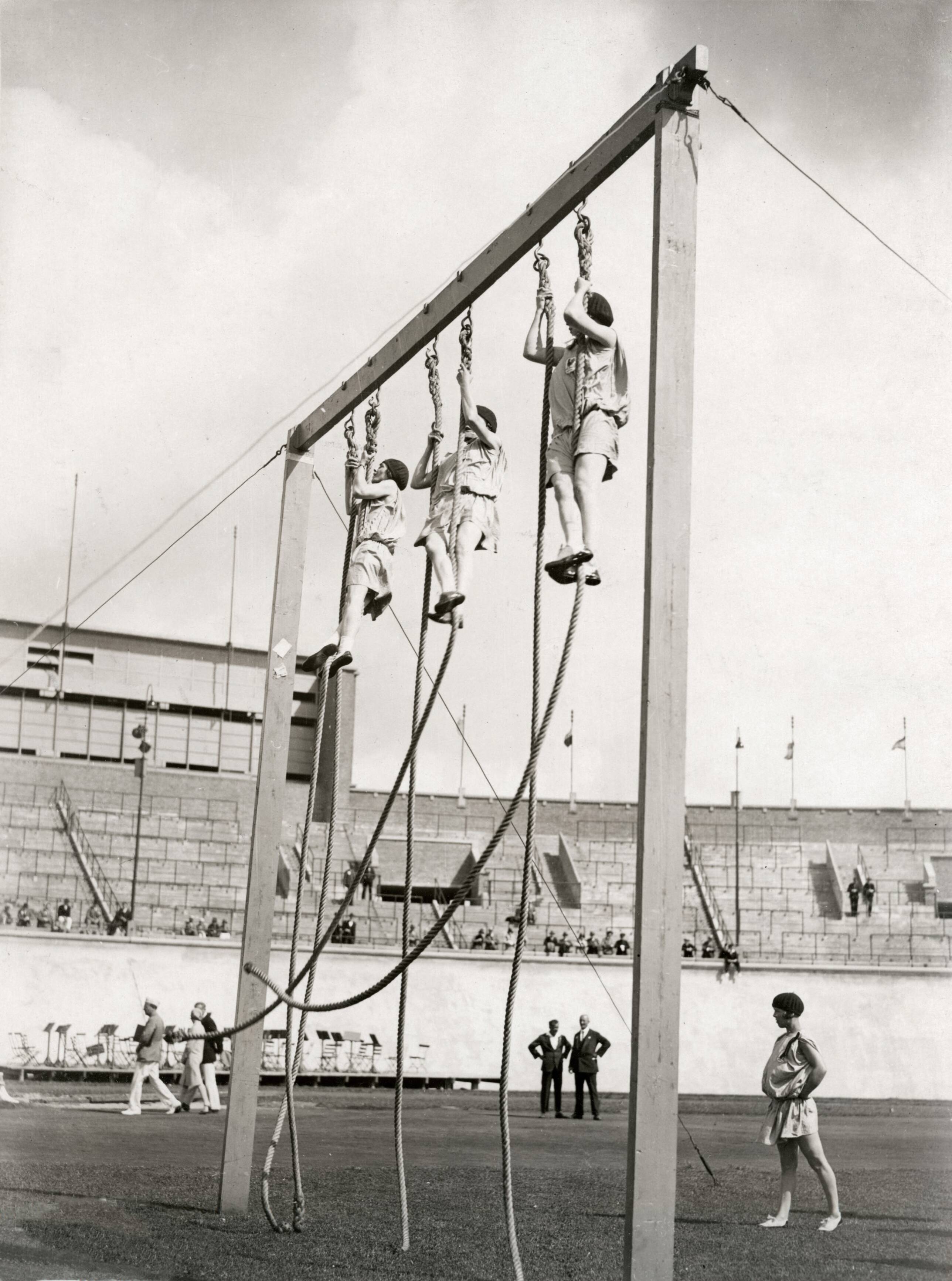 Sport — Sport, Olympische Spelen Amsterdam, 1928 : Meerkamp turnen dames : Het team van Frankrijk aan het touwklimmen. — Foto: Fotograaf Onbekend / Algemeen Fotobureau Amsterdam / Rechtenvrij (05589). Licentie: Set B: Rechtenvrij / Publiek Domein. Bron: Nationaal Archief. http://hdl.handle.net/10648/35429da7-08e0-a382-e063-6df0900a6686